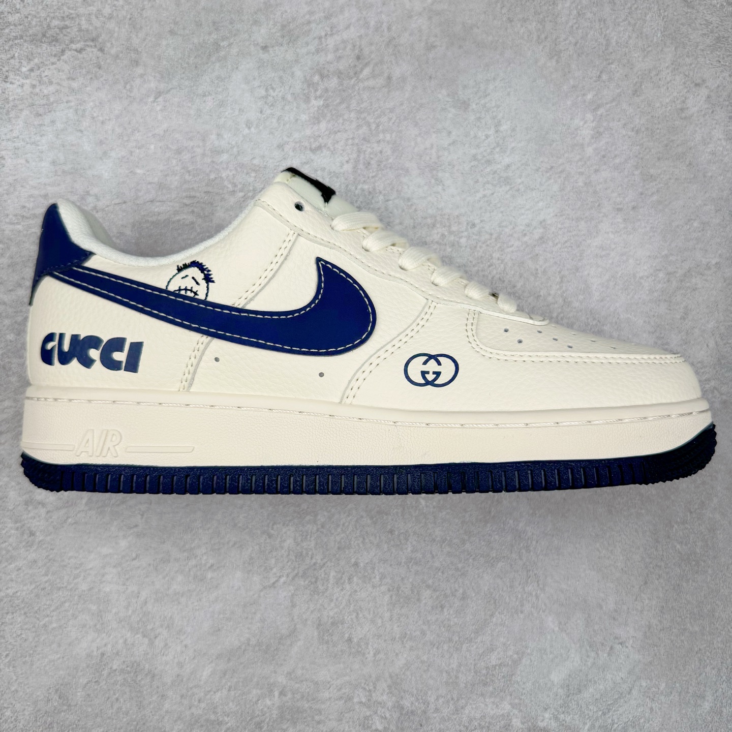 NK Air Force 1´07 Low 空军一号低帮百搭休闲运动板鞋 QW5836-006 柔软、弹性十足的缓震性能和出色的中底设计 横跨复古与现代的外型结合 造就出风靡全球 三十多年的Force 1 直到今天还深受青睐 实拍调校N版已经零色差零失真 百分百还原实物色彩所见即所得 不存在货不对板色差等低级问题 选购参考实物拍摄 不混卖不参货 只用心做好货严格选品 承诺混一赔十 尺码：36 36.5 37.5 38 38.5 39 40 40.5 41 42 42.5 43 44 44.5 45-选品中心