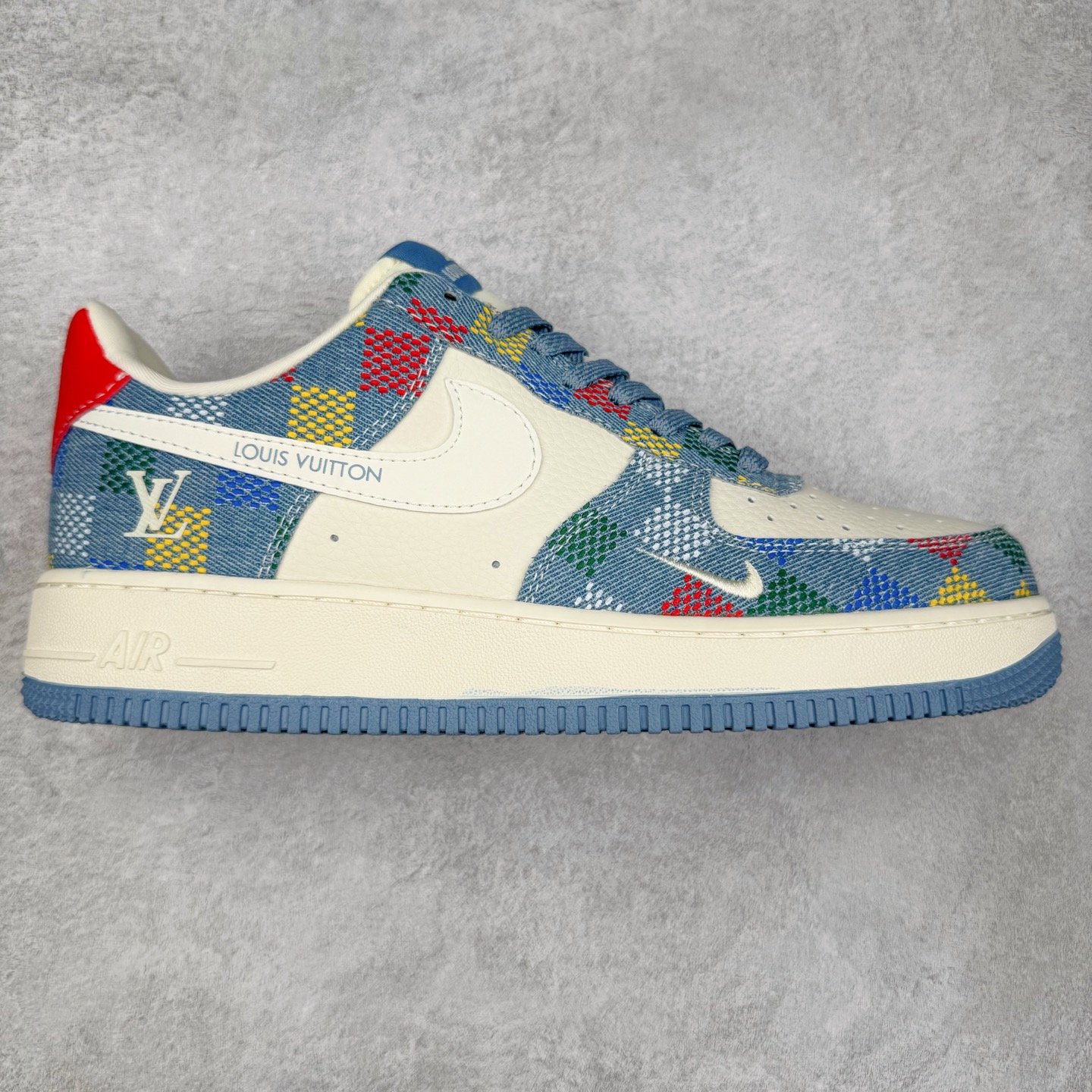 NK Air Force 1´07 Low 空军一号低帮百搭休闲运动板鞋 XL1979-101 柔软、弹性十足的缓震性能和出色的中底设计 横跨复古与现代的外型结合 造就出风靡全球 三十多年的Force 1 直到今天还深受青睐 实拍调校N版已经零色差零失真 百分百还原实物色彩所见即所得 不存在货不对板色差等低级问题 选购参考实物拍摄 不混卖不参货 只用心做好货严格选品 承诺混一赔十 尺码：36 36.5 37.5 38 38.5 39 40 40.5 41 42 42.5 43 44 44.5 45-选品中心