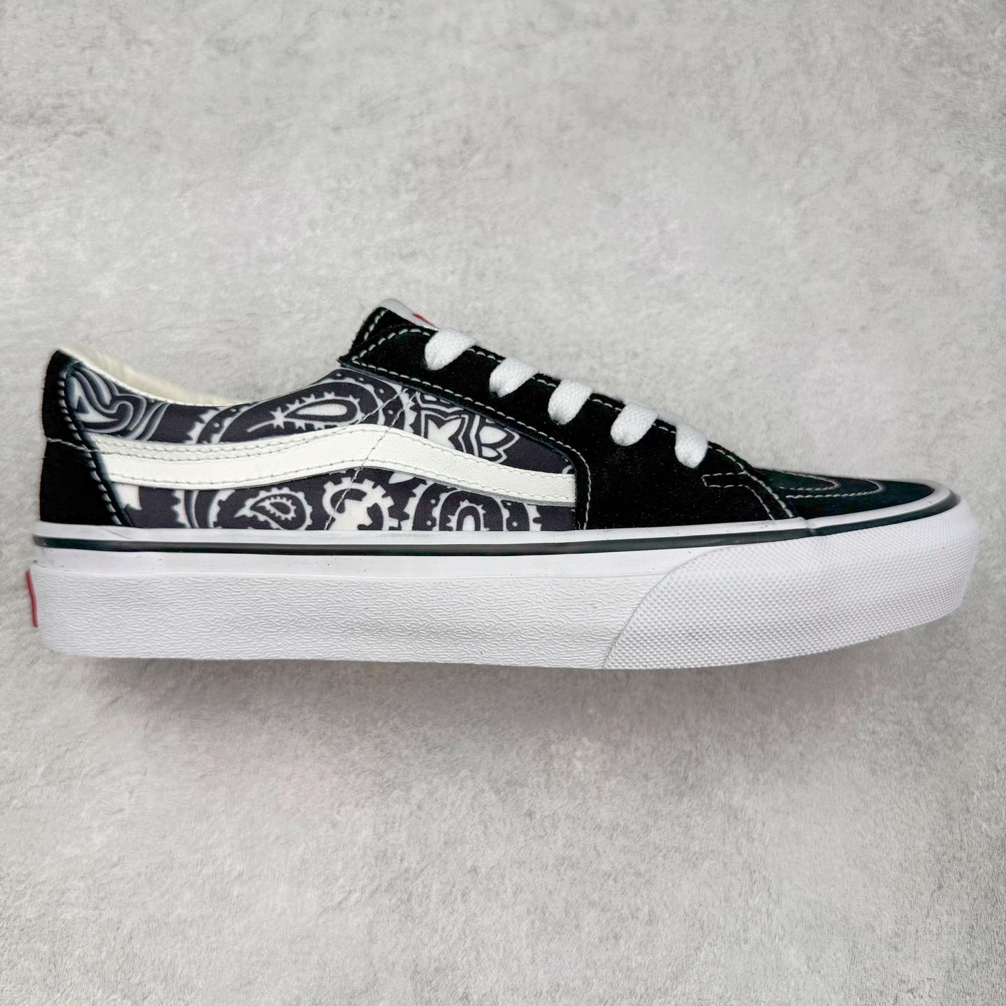 Vans SK8-Low 腰果花 全新一代 低帮硫化帆布鞋 该鞋款以白线勾勒出整体造型,鞋面采用帆布搭配麂皮材质,鞋身布满腰果印花图案,极具辨识度,上脚百搭不出错。 尺码:35 36 36.5 37 38 38.5 39 40 40.5 41 42 42.5 43 44-选品中心