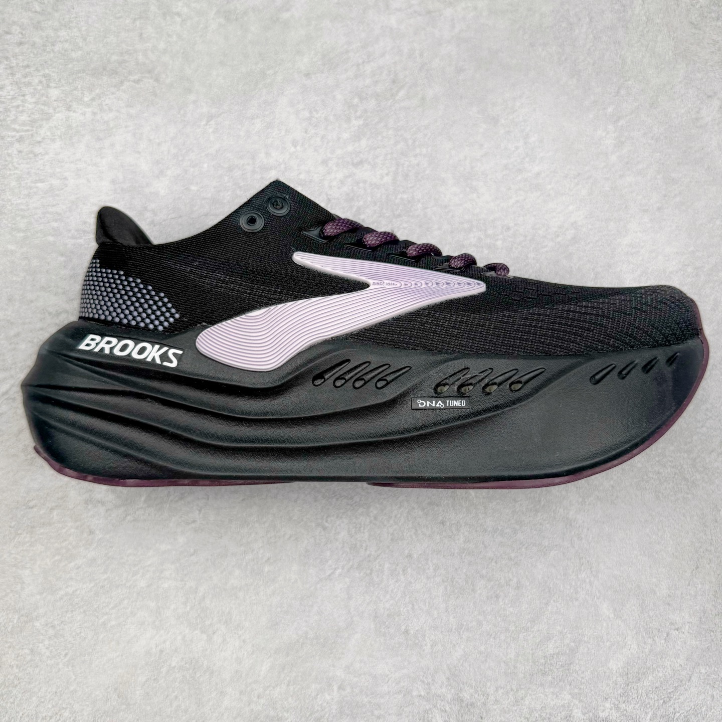 Brooks Hyperion Elite 布鲁克斯龙卷风4代舒适百搭运动低帮马拉松跑步鞋 男女同款 Brooks 四大跑鞋之一 百年品牌 跑鞋从外形上基本就能判断这是一款速度跑鞋 简洁干练的外形结构和极强的运动流线型看着非常有速度感 上脚的第一感觉是非常轻 美码9码的鞋单只206g不到 从个人偏好来说 200g左右的竞速鞋最具安全感 鞋面采用单层网布 很薄 前掌使用了大量开放式网眼 排气直接快速 透气性上乘 鞋舌也是轻量化设计 仅为一层麂皮 和脚背完美贴合 鞋舌中央有个防偏穿孔 从实际穿着来看 通常鞋舌都是外偏 如果是防偏穿孔位于中心 防偏效果其实并不十分有效 如果采用趋外侧的偏心设计更有效 鞋帮泡棉填充量不大 但非常紧凑 贴合舒适 包裹稳固 内置硬质TPU保证必要的稳定性 跑鞋中底采用的是DNA FLASH科技材料 DNA FLASH中底科技 是Brooks第一款将氮气注入中底的创新科技 主要原理是借助“超临界流体”发泡技术 将液态氮稳定的转化为气态氮 并使其均匀地形成无数紧密贴合的密闭式气囊结构 尺码：36 36.5 37.5 38 38.5 39 40 40.5 41 42 42.5 43 44 44.5 45 46-选品中心