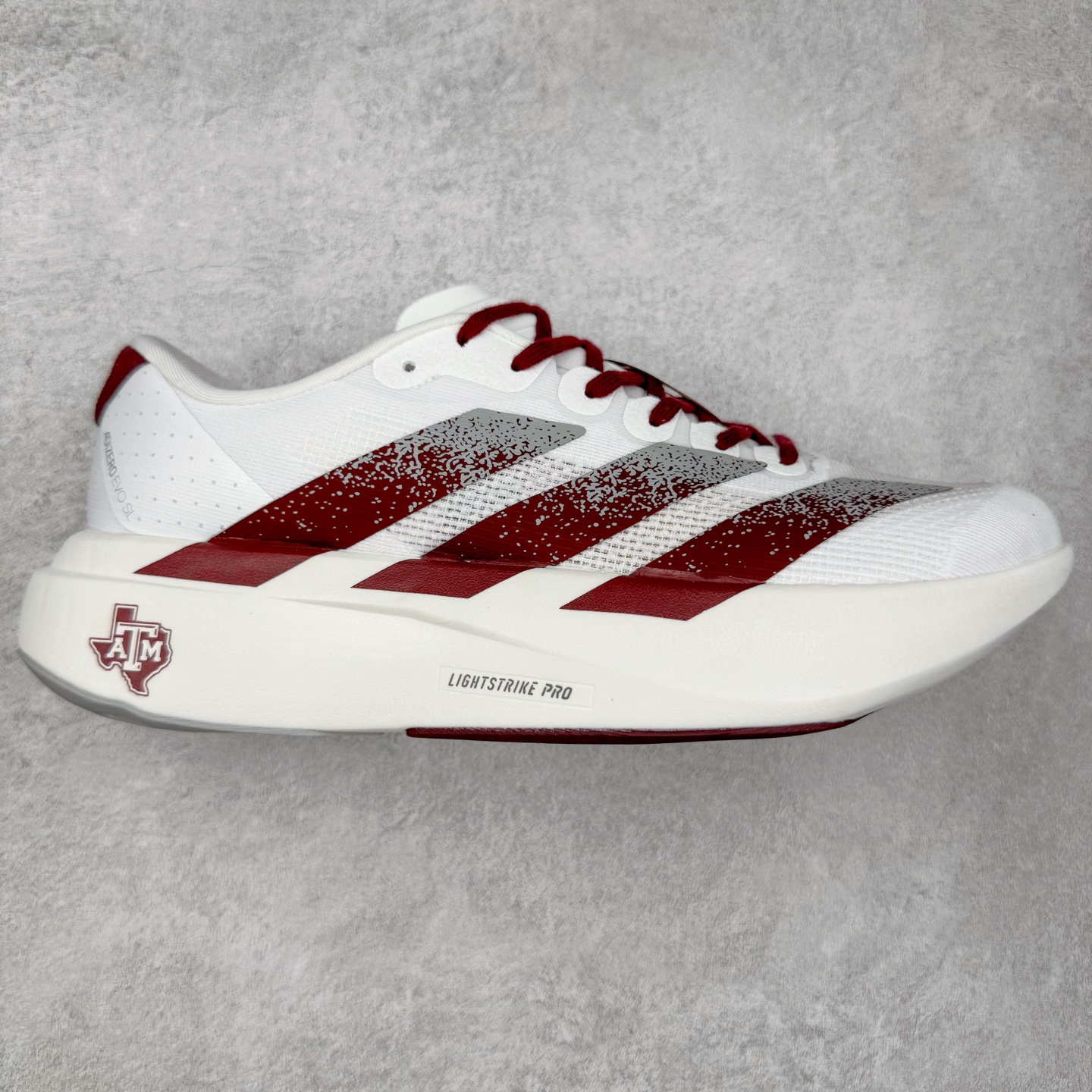 AD Adizero EVO SL 马拉松竞速专业跑鞋 JQ4566 CELERMESH针织网面非常轻薄 纤维间的缝隙很大 可以保证跑步时的透气、排汗效果 鞋舌直接与两侧的内衬和鞋底连接在一起 在跑步过程中不会被鞋舌的左右移动所困扰 在标准鞋带孔的基础上再拓宽一组鞋带孔 适合不同脚型的需求 突破性 EnergyRods 技术，有助于跑者实现更好的成绩 中底独特的LIGHTSTRIKE PRO泡棉材质 微弹感觉在跑步过程中给予了良好的支撑体验 对于顶级精英和高水平进阶跑者来说 ADIOS PRO是一双值得信赖的竞速比赛用鞋 尺码：36 36.5 37.5 38 38.5 39 40 40.5 41 42 42.5 43 44 44.5 45-选品中心