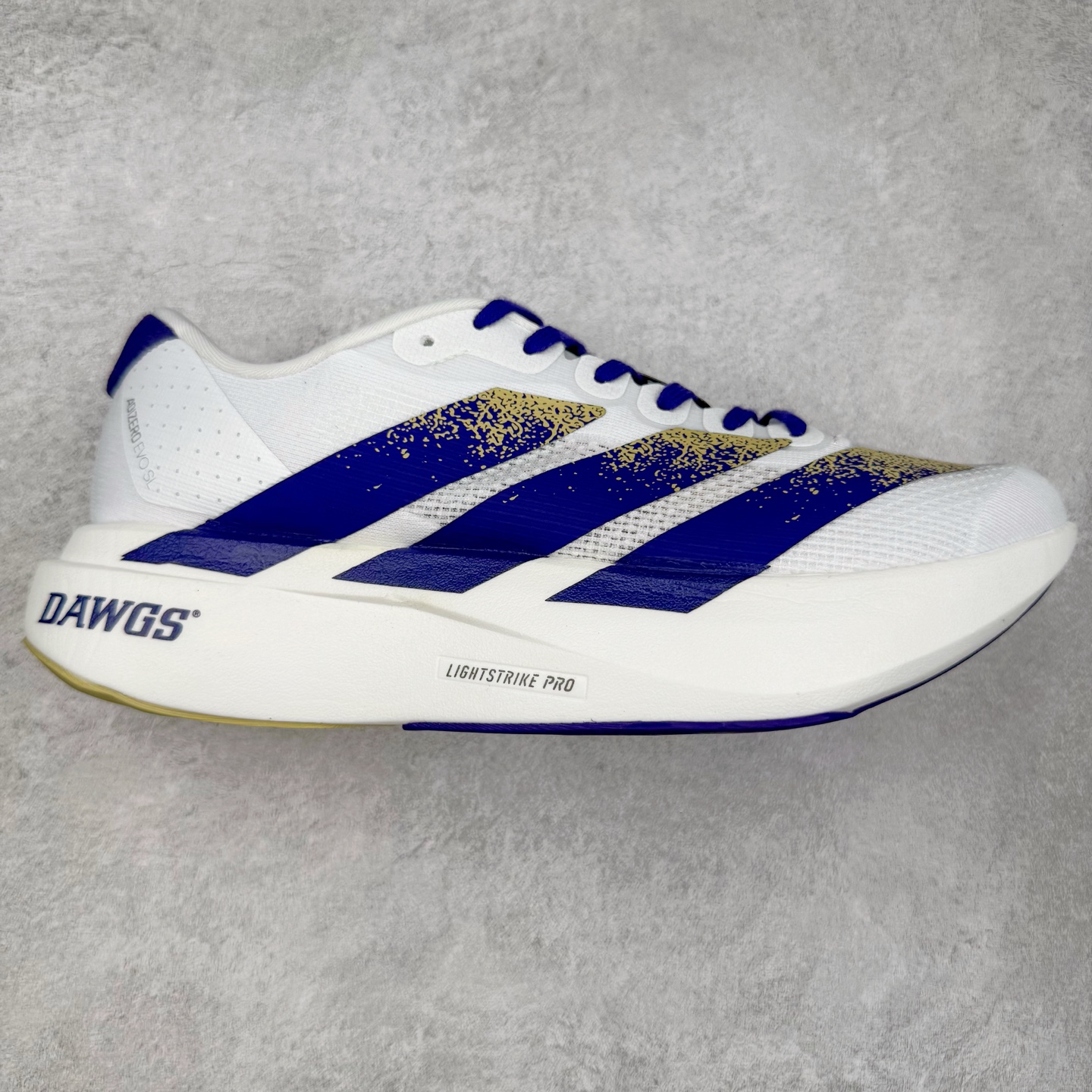 AD Adizero EVO SL 马拉松竞速专业跑鞋 JQ4578 CELERMESH针织网面非常轻薄 纤维间的缝隙很大 可以保证跑步时的透气、排汗效果 鞋舌直接与两侧的内衬和鞋底连接在一起 在跑步过程中不会被鞋舌的左右移动所困扰 在标准鞋带孔的基础上再拓宽一组鞋带孔 适合不同脚型的需求 突破性 EnergyRods 技术，有助于跑者实现更好的成绩 中底独特的LIGHTSTRIKE PRO泡棉材质 微弹感觉在跑步过程中给予了良好的支撑体验 对于顶级精英和高水平进阶跑者来说 ADIOS PRO是一双值得信赖的竞速比赛用鞋 尺码：36 36.5 37.5 38 38.5 39 40 40.5 41 42 42.5 43 44 44.5 45-选品中心