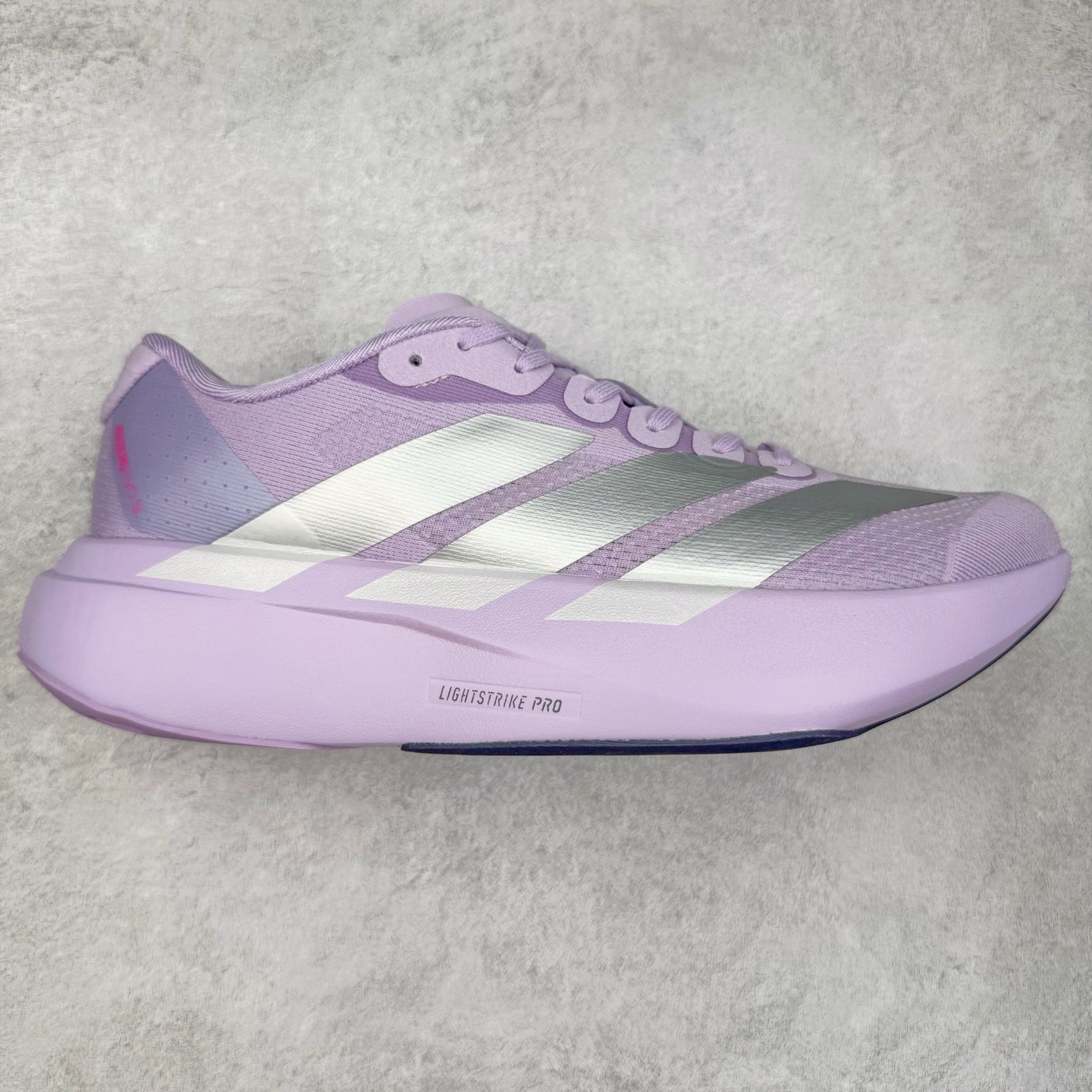 AD Adizero EVO SL 马拉松竞速专业跑鞋 JS4447 CELERMESH针织网面非常轻薄 纤维间的缝隙很大 可以保证跑步时的透气、排汗效果 鞋舌直接与两侧的内衬和鞋底连接在一起 在跑步过程中不会被鞋舌的左右移动所困扰 在标准鞋带孔的基础上再拓宽一组鞋带孔 适合不同脚型的需求 突破性 EnergyRods 技术，有助于跑者实现更好的成绩 中底独特的LIGHTSTRIKE PRO泡棉材质 微弹感觉在跑步过程中给予了良好的支撑体验 对于顶级精英和高水平进阶跑者来说 ADIOS PRO是一双值得信赖的竞速比赛用鞋 尺码：36 36.5 37.5 38 38.5 39 40 40.5 41 42 42.5 43 44 44.5 45-选品中心