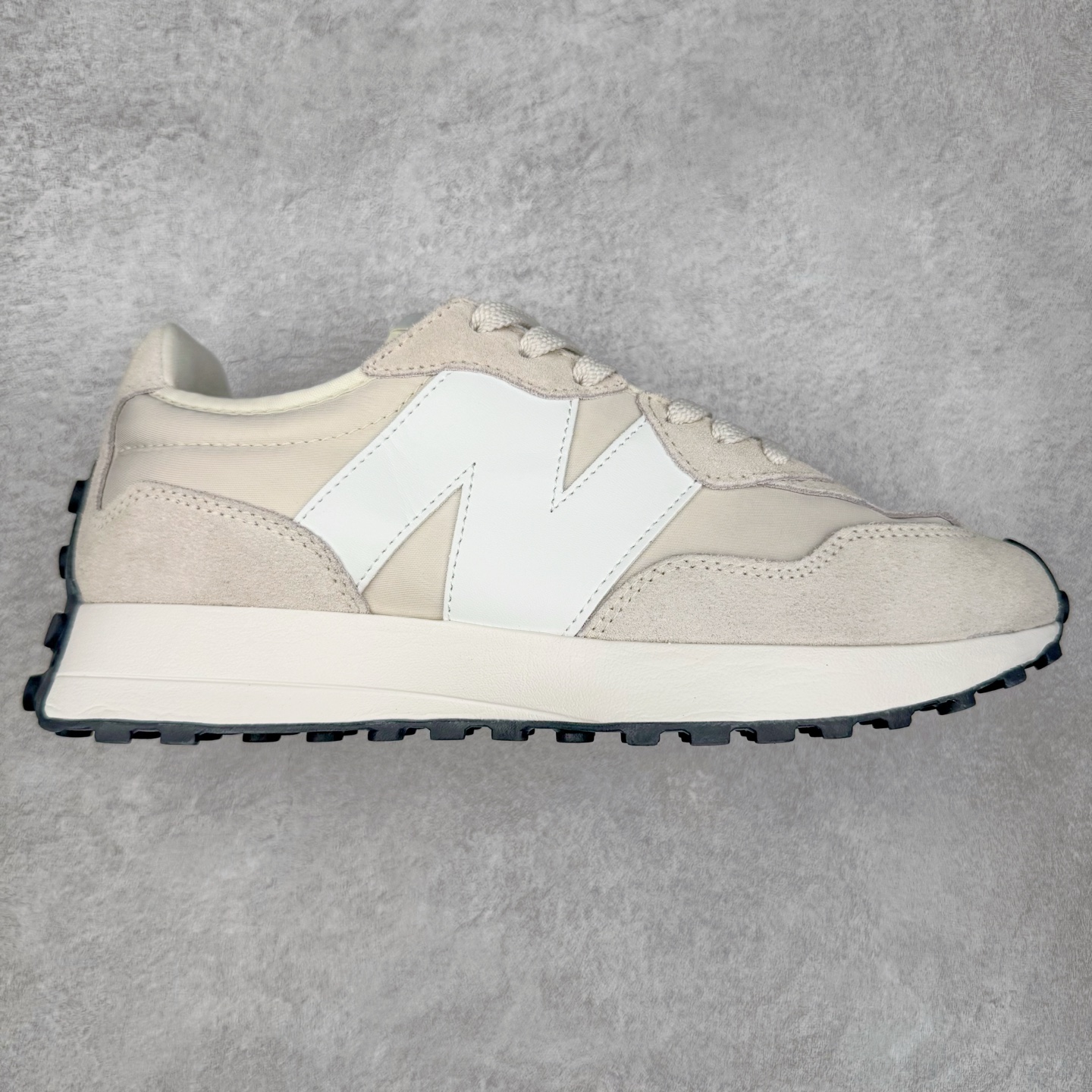 New Balance MS327 NB新百伦系列复古休闲运动慢跑鞋 #以更纯粹的复古风格设计打造的全新造型 侧身还以解构设计 将 N 字标志以做旧压花样式呈现 样式别具新意 而麂皮、冲孔皮革的塑造 则呈现出高级怀旧气质 也让鞋款在奢华时装风格与运动氛围之间达到了平衡 鞋身采用尼龙及猪巴革麂皮物料拼接构成 中底高弹PU材质及满丁防滑橡胶外底 尺码：36 37 37.5 38 38.5 39.5 40 40.5 41.5 42 42.5 43 44 45-选品中心