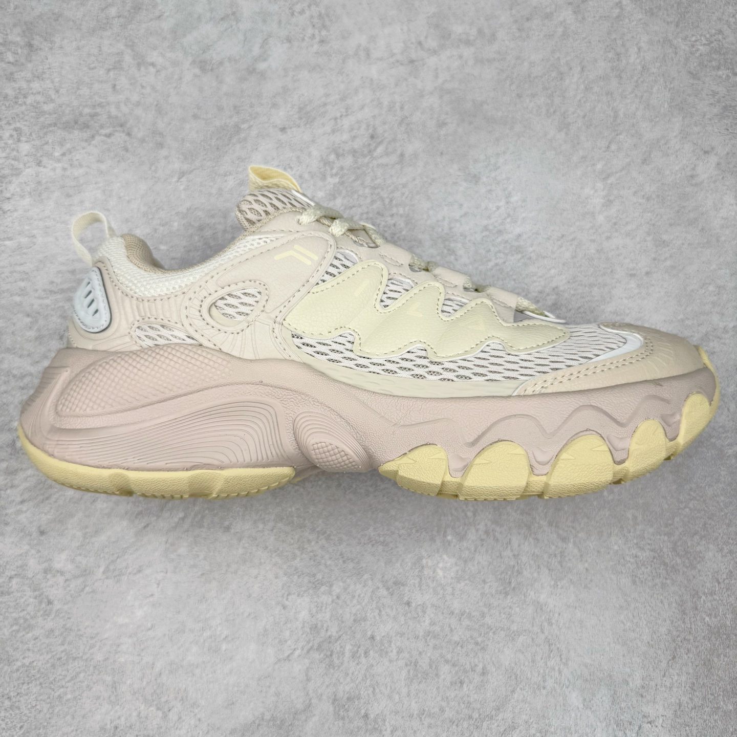 FILA TRUFFLE 斐乐蘑菇鞋摩登系列时尚百搭潮流休闲运动 织物合成革透气低帮跑步鞋 FUSION 系列传承了 FILA 的百年基因，融入年轻运动及潮流文化，成为引领变革、创新突破的一代。以“1+N” 的跨界合作模式重现经典的同时创造经典。带来最出其不意的跨界合作惊喜。同时，FILAFUSION把FILA 的 DNA 融入到定制体验里，你可以随心制造厲于你的产品。FILA FUSION 的鞋家族涵盖了老爹鞋、跑步鞋、网球鞋、季节款。风格复古新潮，满足了时尚人士出行及各类运动的搭配需求，成为当下年轻人筷拥的鞋类品牌之一。FILA FUSION 走进年轻人的世界，通过年轻人运动，街舞，滑板，篮球，展现 FILA FUSION 的潮流态度和年轻文化。FILA FUSION 认为末来属于引领变革、创新突破的年轻一代，让我们一起构成 FILA 未来的蓝图吧！尺码：35.5 36 36.5 37.5 38 38.5 39 40 40.5 41 42 42.5 43 44 44.5 45-选品中心