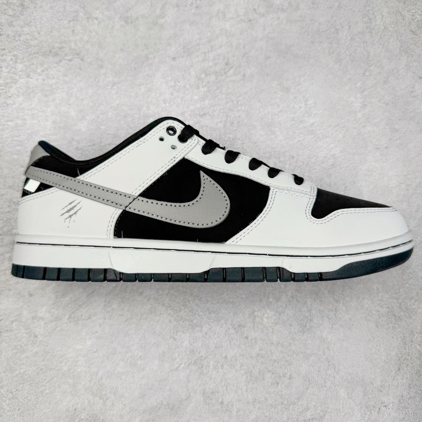＃YC纯原 NK Dunk Low 雾影 WB0414-002 始于Dunk的街头血统，进化于黑白灰的高级静谧。银灰Swoosh如冷冽刀锋，划开混沌雾影；鞋侧烙印的爪痕纹理，是打破沉寂的个性宣言，在低调中释放个性锋芒。不止于设计，更是新生代对规则化的无声回应。定制系列天花板 无原鞋不开发 全系列得物原鞋一比一校对开发 配色持续更新中 终端对接 优势输出 全套原厂楦头原纸板数据档案倾力打造 原汁原味莞产 极致还原 圈内最强针车工艺 高端零售指定版 广东原厂配套原盒原标 鞋盒分三个尺码段 原厂冲刀 超高清洁度 全鞋零毛边皮料切割 采用原厂百宏鞋带以及原厂百宏织唛舌标 内标可供原厂几率过验 进口原装条纹中底布 四线拉帮白色点胶 原厂拉帮手法遵循公司 原厂电绣 极致还原 尺码：36 36.5 37.5 38 38.5 39 40 40.5 41 42 42.5 43 44 44.5 45 46-选品中心