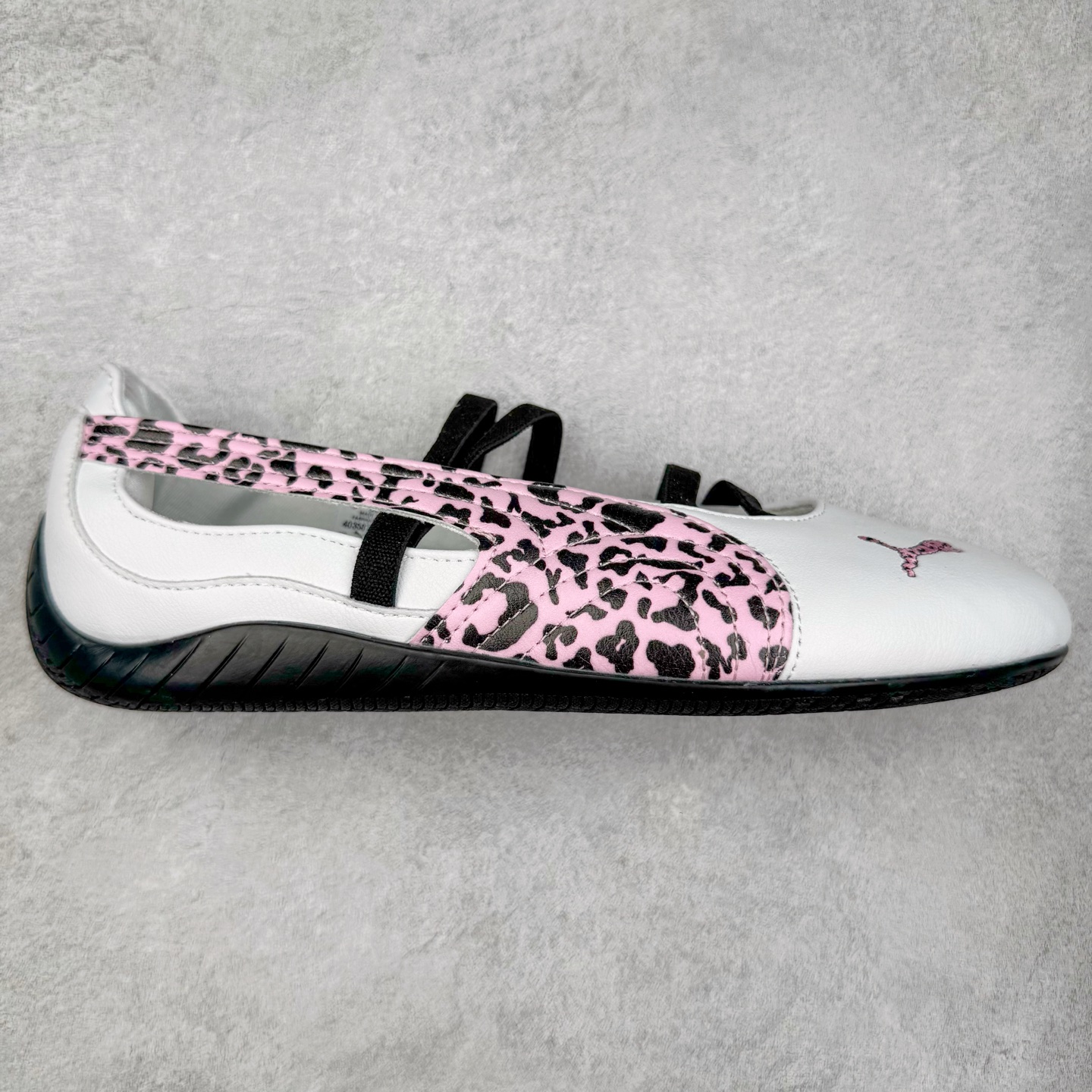 ＃DT PUMA Speedcat Ballerina 彪马柔软舒适防滑耐磨低帮生活休闲鞋芭蕾舞鞋单鞋玛丽珍鞋 这次，PUMA决定再对Speedcat来一次创新，以芭蕾舞鞋为灵感，将芭蕾舞鞋的灵动与轻盈感与赛车鞋融为一体，带来极具个性的全新鞋款Speedcat Ballerina。Speedcat Ballerina由Speedcat去除鞋舌、鞋带以及部分鞋侧位打造而成，鞋带部分被改为如同芭蕾鞋般的交叉弹性带，PUMA的标志依旧设计于鞋侧旁，整个鞋款外观变得更加优雅。Speedcat Ballerina 还汲取了赛车鞋的抓地设计，配备经典橡胶大底。尺码：36 37 37.5 38 38.5 39 40 40.5 41-选品中心