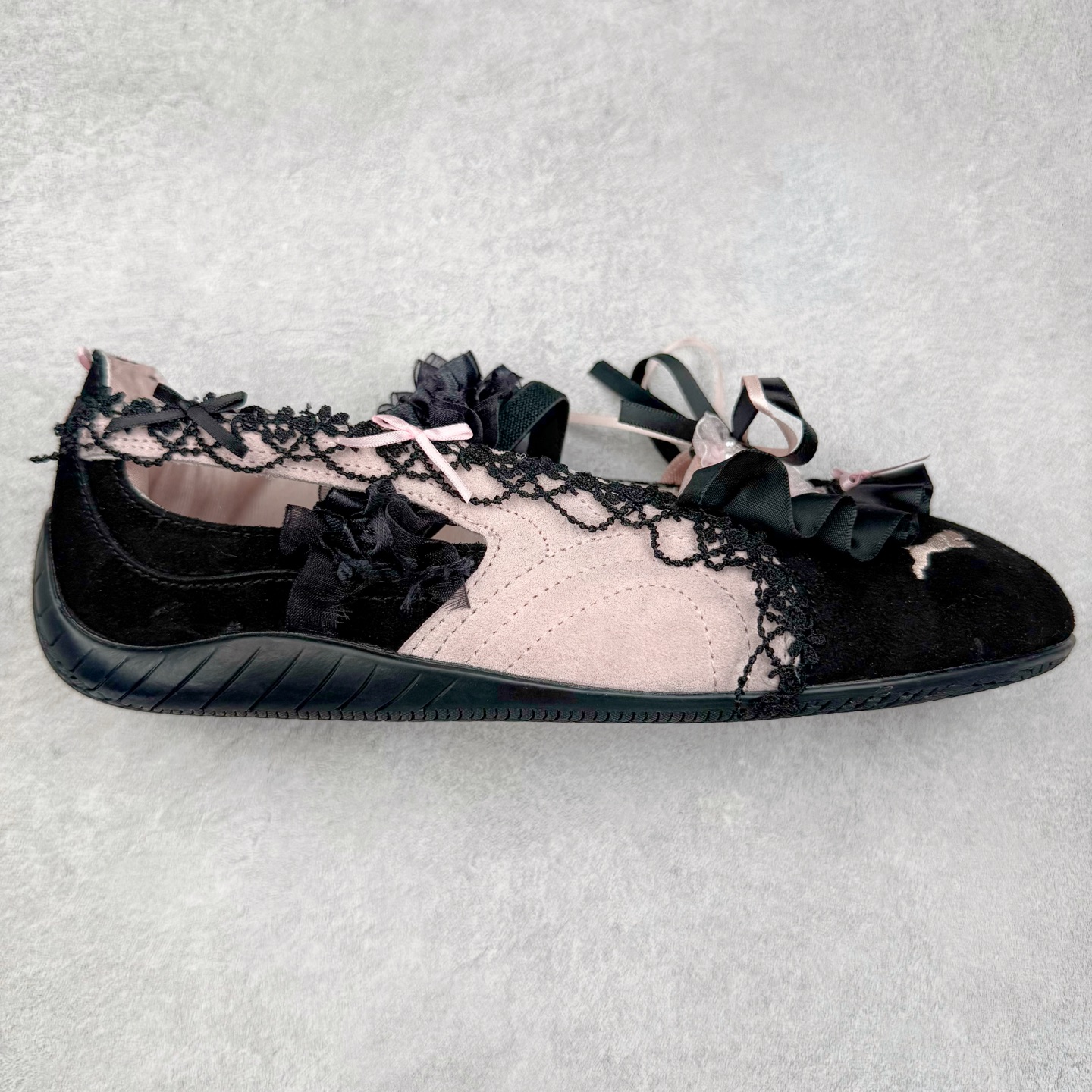 ＃DT PUMA Speedcat Ballerina 彪马柔软舒适防滑耐磨低帮生活休闲鞋芭蕾舞鞋单鞋玛丽珍鞋 这次，PUMA决定再对Speedcat来一次创新，以芭蕾舞鞋为灵感，将芭蕾舞鞋的灵动与轻盈感与赛车鞋融为一体，带来极具个性的全新鞋款Speedcat Ballerina。Speedcat Ballerina由Speedcat去除鞋舌、鞋带以及部分鞋侧位打造而成，鞋带部分被改为如同芭蕾鞋般的交叉弹性带，PUMA的标志依旧设计于鞋侧旁，整个鞋款外观变得更加优雅。Speedcat Ballerina 还汲取了赛车鞋的抓地设计，配备经典橡胶大底。尺码：36 37 37.5 38 38.5 39 40 40.5 41-选品中心