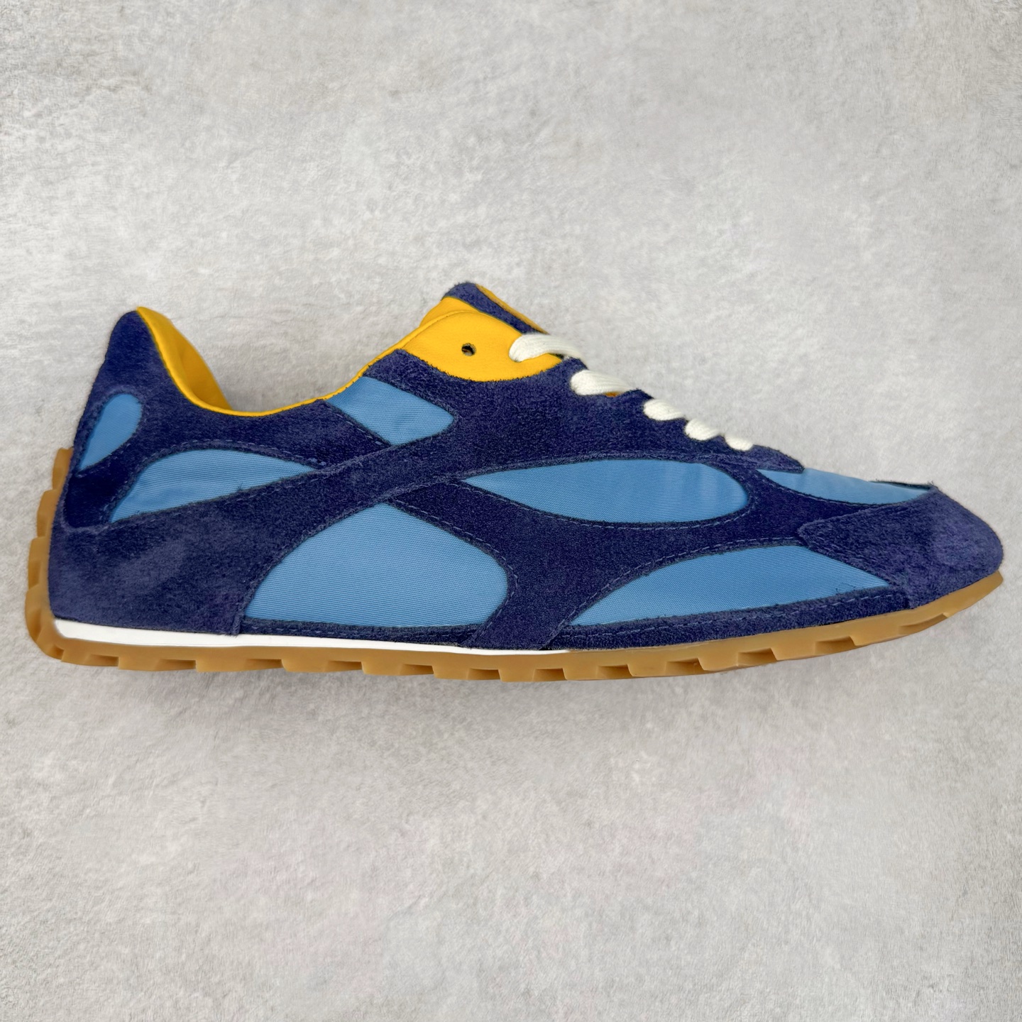 BOTTEGA VENETA Orbit Runner BV葆蝶家时尚休闲王一博同款老爹鞋运动鞋 原版开发 一比一打造 相似度百分之99以上 市场一梯队级别品质 区别市场任何标文顶级品质版本 采用轻质科技网布面料 搭配几何图案设计橡胶外底 王炸系列 高版本 认准套包工艺 实际增高很多哦 还是一样显腿细非常nice 耐玩耐造 对标对版 套包鞋工艺 认准高版本 大底选用拼色TPU大底 配置原版包装 尺码：35 36 37 38 39 40 41 42 43 44 45-选品中心