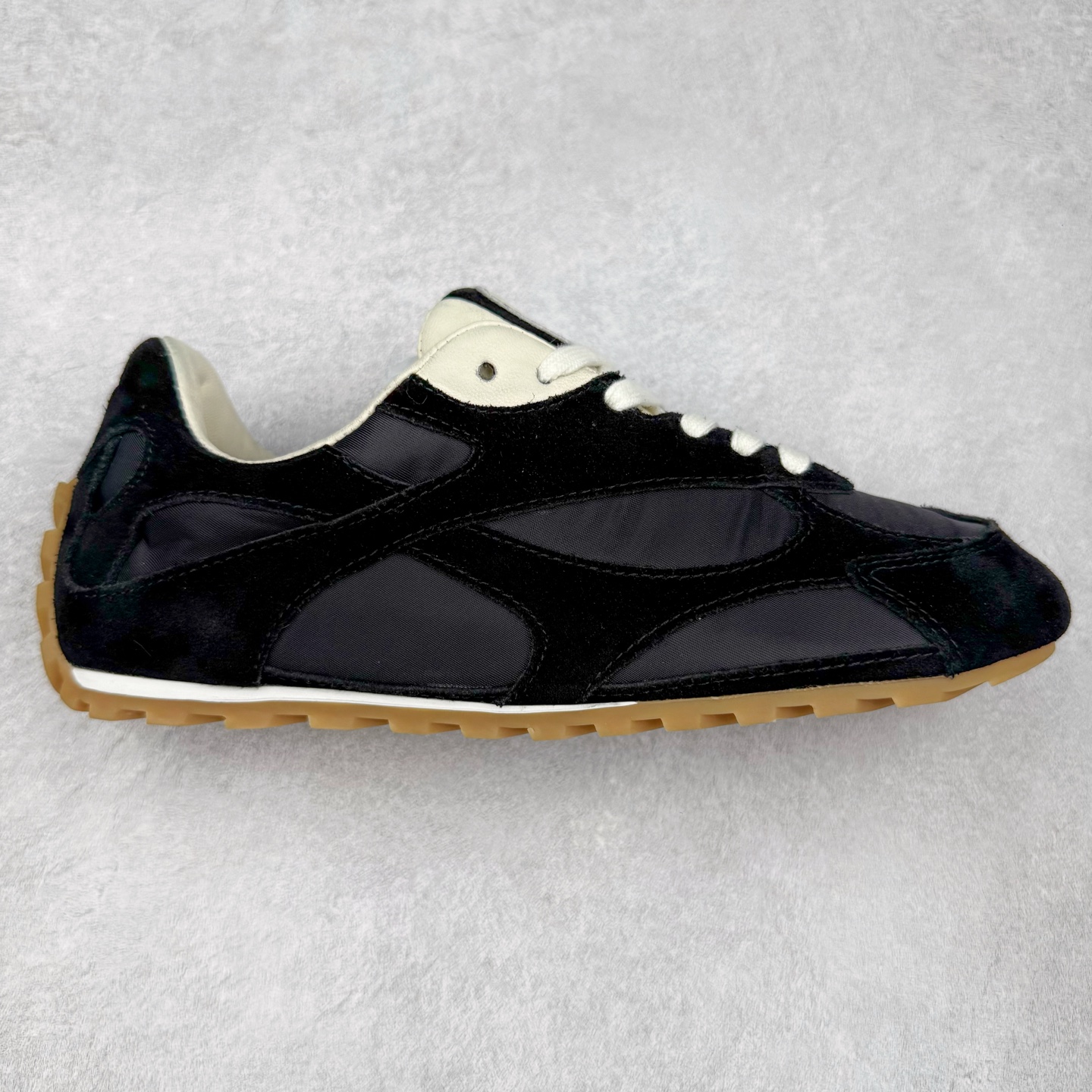 BOTTEGA VENETA Orbit Runner BV葆蝶家时尚休闲王一博同款老爹鞋运动鞋 原版开发 一比一打造 相似度百分之99以上 市场一梯队级别品质 区别市场任何标文顶级品质版本 采用轻质科技网布面料 搭配几何图案设计橡胶外底 王炸系列 高版本 认准套包工艺 实际增高很多哦 还是一样显腿细非常nice 耐玩耐造 对标对版 套包鞋工艺 认准高版本 大底选用拼色TPU大底 配置原版包装 尺码：35 36 37 38 39 40 41 42 43 44 45-选品中心