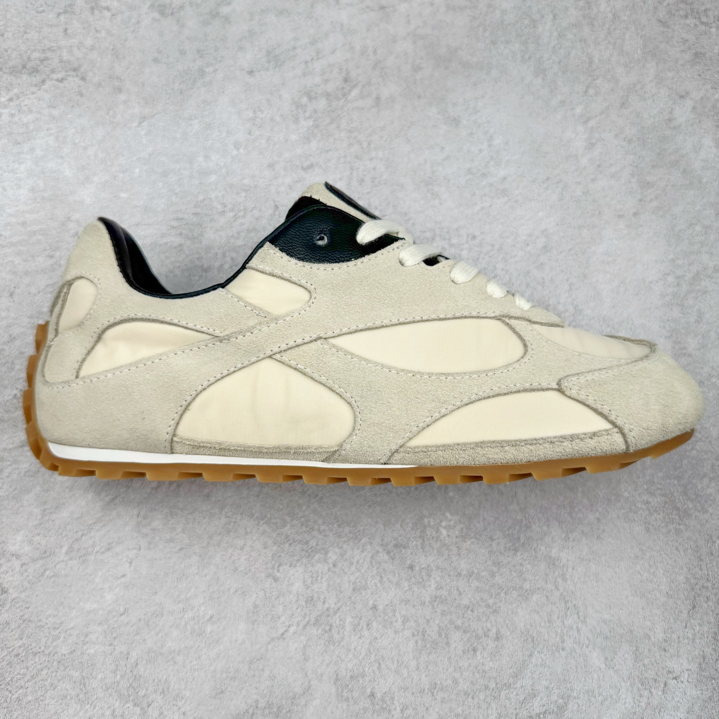 BOTTEGA VENETA Orbit Runner BV葆蝶家时尚休闲王一博同款老爹鞋运动鞋 原版开发 一比一打造 相似度百分之99以上 市场一梯队级别品质 区别市场任何标文顶级品质版本 采用轻质科技网布面料 搭配几何图案设计橡胶外底 王炸系列 高版本 认准套包工艺 实际增高很多哦 还是一样显腿细非常nice 耐玩耐造 对标对版 套包鞋工艺 认准高版本 大底选用拼色TPU大底 配置原版包装 尺码：35 36 37 38 39 40 41 42 43 44 45-选品中心