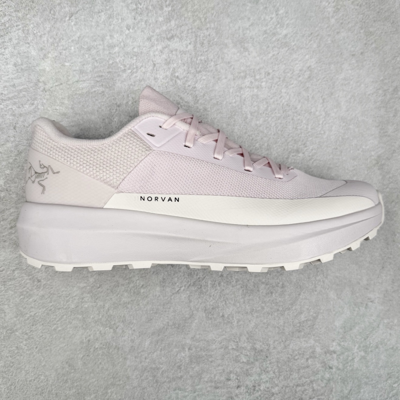 ＃HP Arcteryx Norvan LD 4 始祖鸟舒适柔软防滑耐磨低帮越野跑步鞋 Arcteryx中文名始祖鸟 加拿大户外服饰品牌 1989年创立于加拿大温哥华 始祖鸟来自加拿大海岸山脉 植根高山的专业户外品牌 始终秉承对精湛设计和工艺孜孜以求的准则 从1989年创立至今 Arcteryx始终不断在产品设计与做工上不惜工本 以满足始祖鸟的标准 品质、设计以及精简的理念造就了其良好的性能 并能满足严苛环境下的使用需求 尺码：36 37 38 39 40 41 42 43 44-选品中心