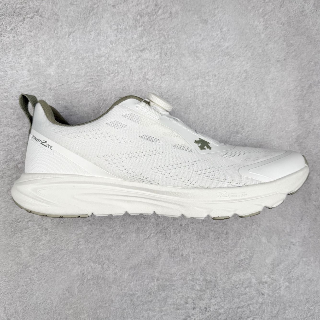 ＃HP DESCENTE RUNNING BOA 迪桑特透气防滑耐磨低帮跑步鞋 DESCENTE（迪桑特）创立于1935年，品牌名取自法语词汇，意为“滑降”。品牌箭头标识代表滑雪的三种技术“高速直线滑行”、“穿越”和“侧滑”，也寓意品牌在打造高端专业运动产品中不断追求完美的创新精神，致力于成为中国高端专业滑雪、综训、女子、铁人三项、高尔夫的第一品牌。尺码：39 40 40.5 41 42 42.5 43 44 44.5 45-选品中心