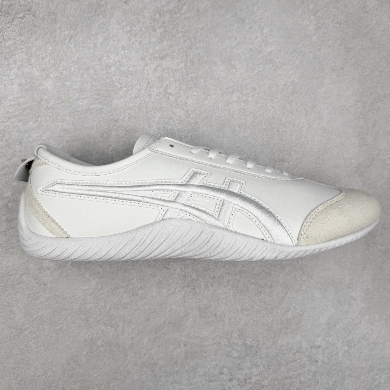 Onitsuka Tiger MEXICO 66 鬼冢虎潮流时尚 织物人造革平衡低帮跑步鞋 男女同款 鬼塚虎从运动中汲取灵感，并致力于打造融合舒适感受与创新设计的时尚品牌。品牌的设计风格既体现了对传统的致敬，同时也表达了对精致风格和现代创意的推崇。我们提供独具个性的全系列产品，打造从头到脚的整体穿搭。每件产品皆以精湛工艺匠心打造，细节考究，品质出众。尺码：36 37 37.5 38 39 39.5 40.5 41.5 42 42.5 43.5 44 45-选品中心