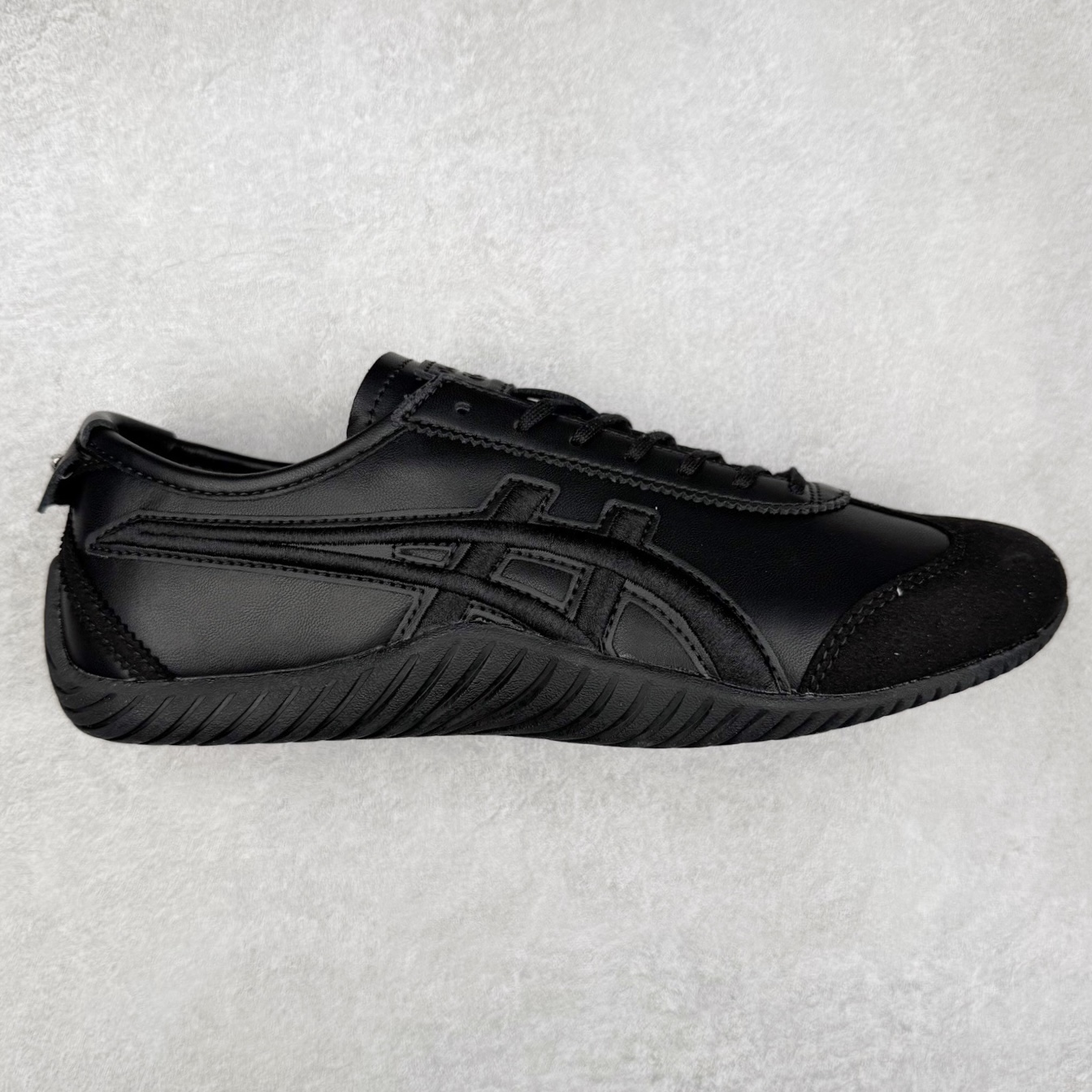 Onitsuka Tiger MEXICO 66 鬼冢虎潮流时尚 织物人造革平衡低帮跑步鞋 男女同款 鬼塚虎从运动中汲取灵感，并致力于打造融合舒适感受与创新设计的时尚品牌。品牌的设计风格既体现了对传统的致敬，同时也表达了对精致风格和现代创意的推崇。我们提供独具个性的全系列产品，打造从头到脚的整体穿搭。每件产品皆以精湛工艺匠心打造，细节考究，品质出众。尺码：36 37 37.5 38 39 39.5 40.5 41.5 42 42.5 43.5 44 45-选品中心