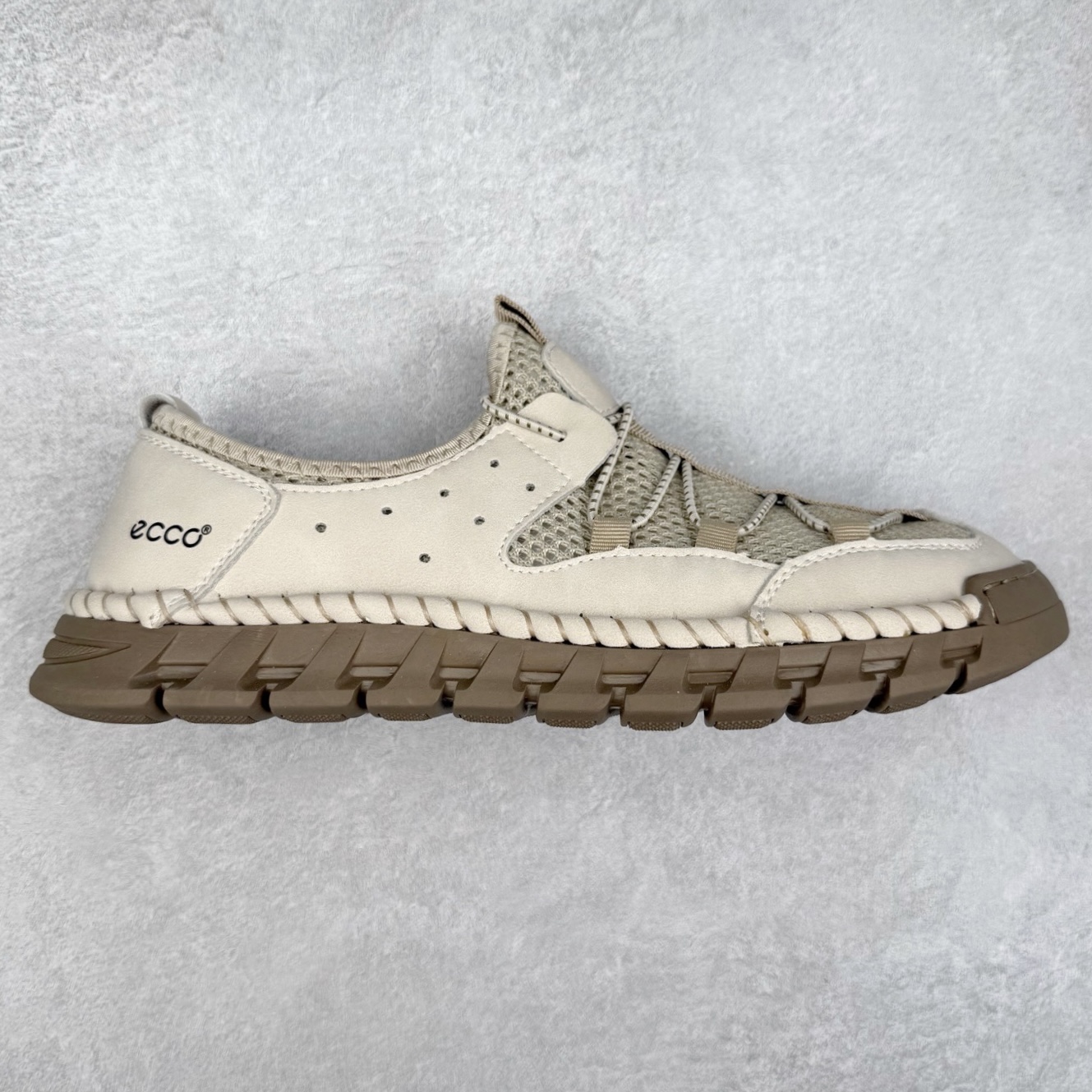 Ecco爱步2024新款系列运动休闲跑鞋 经典和现代工艺品质融合 精选小牛皮面料 百搭休闲老爹鞋 舒适性相当不错 版型楦型非常到位上脚 专柜热销款 独有鞋型设计 特有LOGO车边 特别有型 北欧风格 舒适 休闲保暖 超弹性 耐磨 减震 按摩大底(PU+TPU 组合）经典潮流 随意搭配 尺码：39 40 41 42 43 44-选品中心