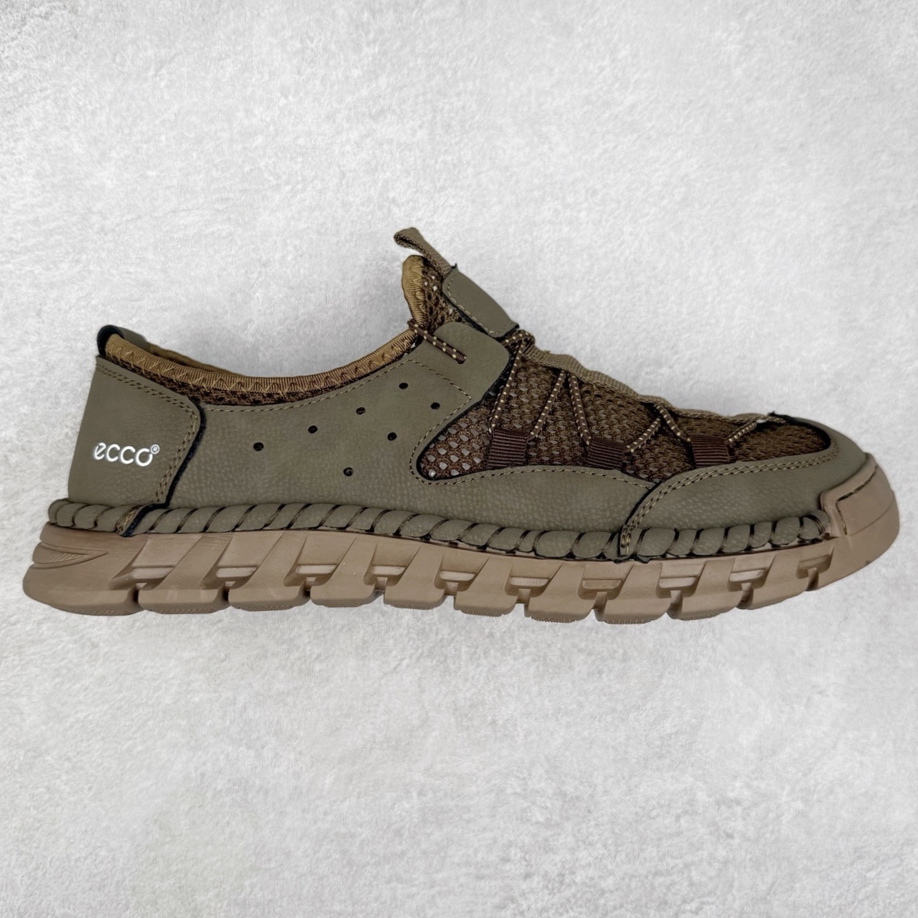 Ecco爱步2024新款系列运动休闲跑鞋 经典和现代工艺品质融合 精选小牛皮面料 百搭休闲老爹鞋 舒适性相当不错 版型楦型非常到位上脚 专柜热销款 独有鞋型设计 特有LOGO车边 特别有型 北欧风格 舒适 休闲保暖 超弹性 耐磨 减震 按摩大底(PU+TPU 组合）经典潮流 随意搭配 尺码：39 40 41 42 43 44-选品中心