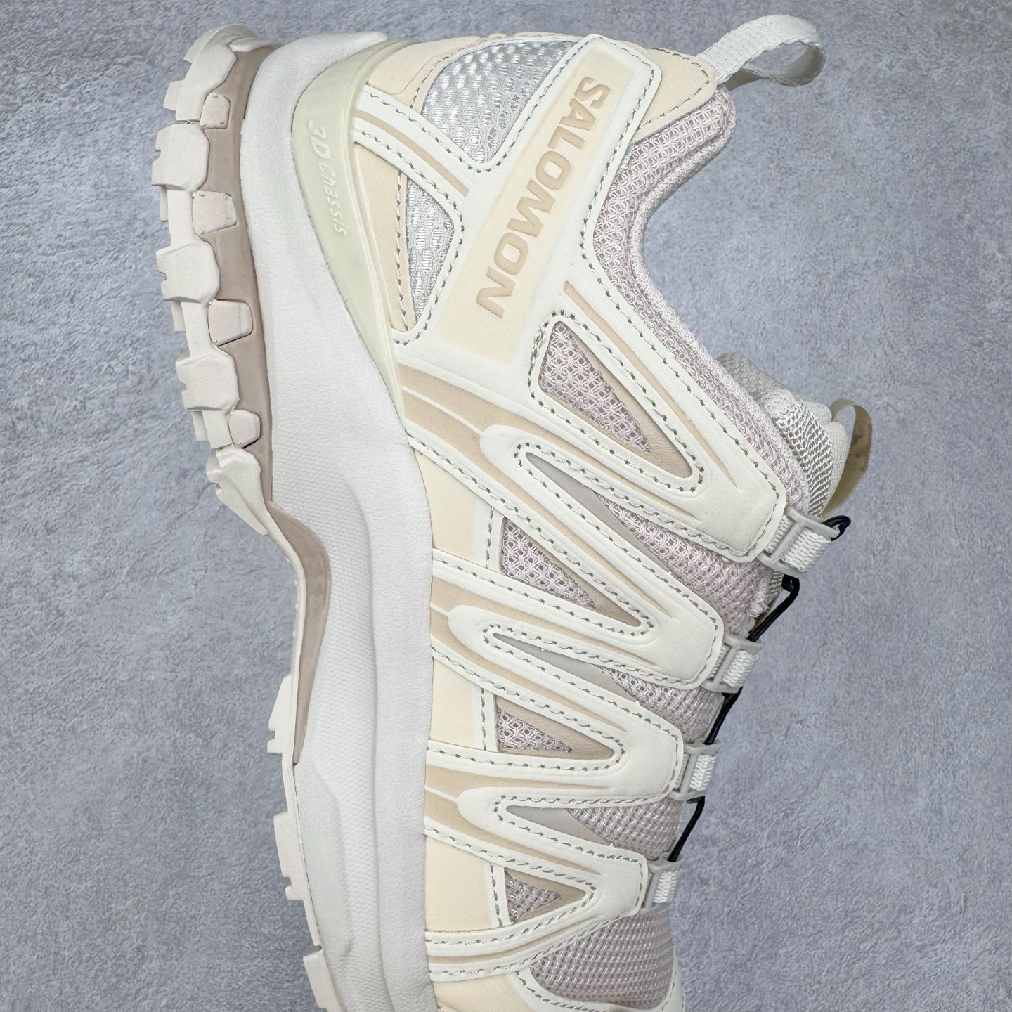 图片[6]-＃HP纯原 SALOMON XA Pro 3D ADV 萨洛蒙潮流越野机能户外功能鞋 虎扑平台特供订单 耗时半年巨作 全套原纸板楦头开发 原厂特供网布配套加持 确保原汁原味 完美呈现版型 原档数据独家私模五层组合大底 男女鞋同步官方开发至46.5 原装Ortholite轻量化鞋垫 中底布带钢印编号 原厂TPU锁扣 进口港宝加持 后跟自然饱满 还原公司包裹性 鞋面采用SENSIFT贴合技术 全方位贴合包裹脚型 鞋跟部鞋底牵引设计 提供强大的抓地性能 更适应野外崎岖不平的道路 其3D ADVANCED CHASSIS底盘 材料轻量大化 钉齿设计更具稳定性 防护性 鞋底易磨损区运用CONTAGRIP高耐磨材料 应对城市硬质路面长距离跑考验 尺码：36 36.5 37.5 38 38.5 39 40 40.5 41 42 42.5 43 44 44.5 45 46 46.5-选品中心