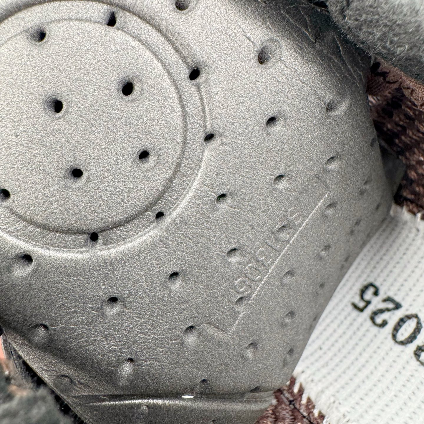 图片[11]-＃HP纯原 SALOMON XA Pro 3D AMPHIB 萨洛蒙潮流越野机能户外功能鞋 虎扑平台特供订单 耗时半年巨作 全套原纸板楦头开发 原厂特供网布配套加持 确保原汁原味 完美呈现版型 原档数据独家私模五层组合大底 男女鞋同步官方开发至46.5 原装Ortholite轻量化鞋垫 中底布带钢印编号 原厂TPU锁扣 进口港宝加持 后跟自然饱满 还原公司包裹性 鞋面采用SENSIFT贴合技术 全方位贴合包裹脚型 鞋跟部鞋底牵引设计 提供强大的抓地性能 更适应野外崎岖不平的道路 其3D ADVANCED CHASSIS底盘 材料轻量大化 钉齿设计更具稳定性 防护性 鞋底易磨损区运用CONTAGRIP高耐磨材料 应对城市硬质路面长距离跑考验 尺码：36 36.5 37.5 38 38.5 39 40 40.5 41 42 42.5 43 44 44.5 45 46 46.5-选品中心