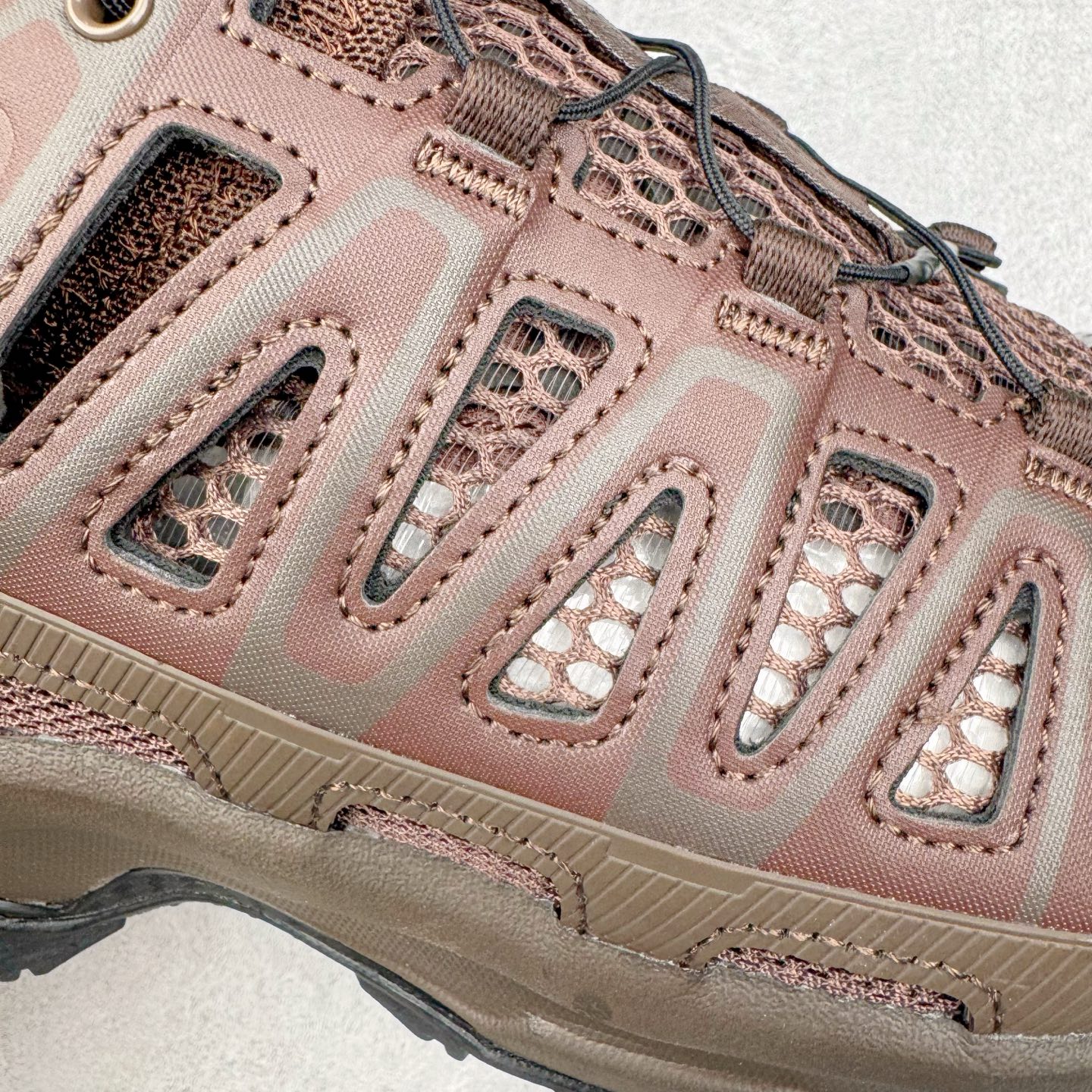 图片[21]-＃HP纯原 SALOMON XA Pro 3D AMPHIB 萨洛蒙潮流越野机能户外功能鞋 虎扑平台特供订单 耗时半年巨作 全套原纸板楦头开发 原厂特供网布配套加持 确保原汁原味 完美呈现版型 原档数据独家私模五层组合大底 男女鞋同步官方开发至46.5 原装Ortholite轻量化鞋垫 中底布带钢印编号 原厂TPU锁扣 进口港宝加持 后跟自然饱满 还原公司包裹性 鞋面采用SENSIFT贴合技术 全方位贴合包裹脚型 鞋跟部鞋底牵引设计 提供强大的抓地性能 更适应野外崎岖不平的道路 其3D ADVANCED CHASSIS底盘 材料轻量大化 钉齿设计更具稳定性 防护性 鞋底易磨损区运用CONTAGRIP高耐磨材料 应对城市硬质路面长距离跑考验 尺码：36 36.5 37.5 38 38.5 39 40 40.5 41 42 42.5 43 44 44.5 45 46 46.5-选品中心