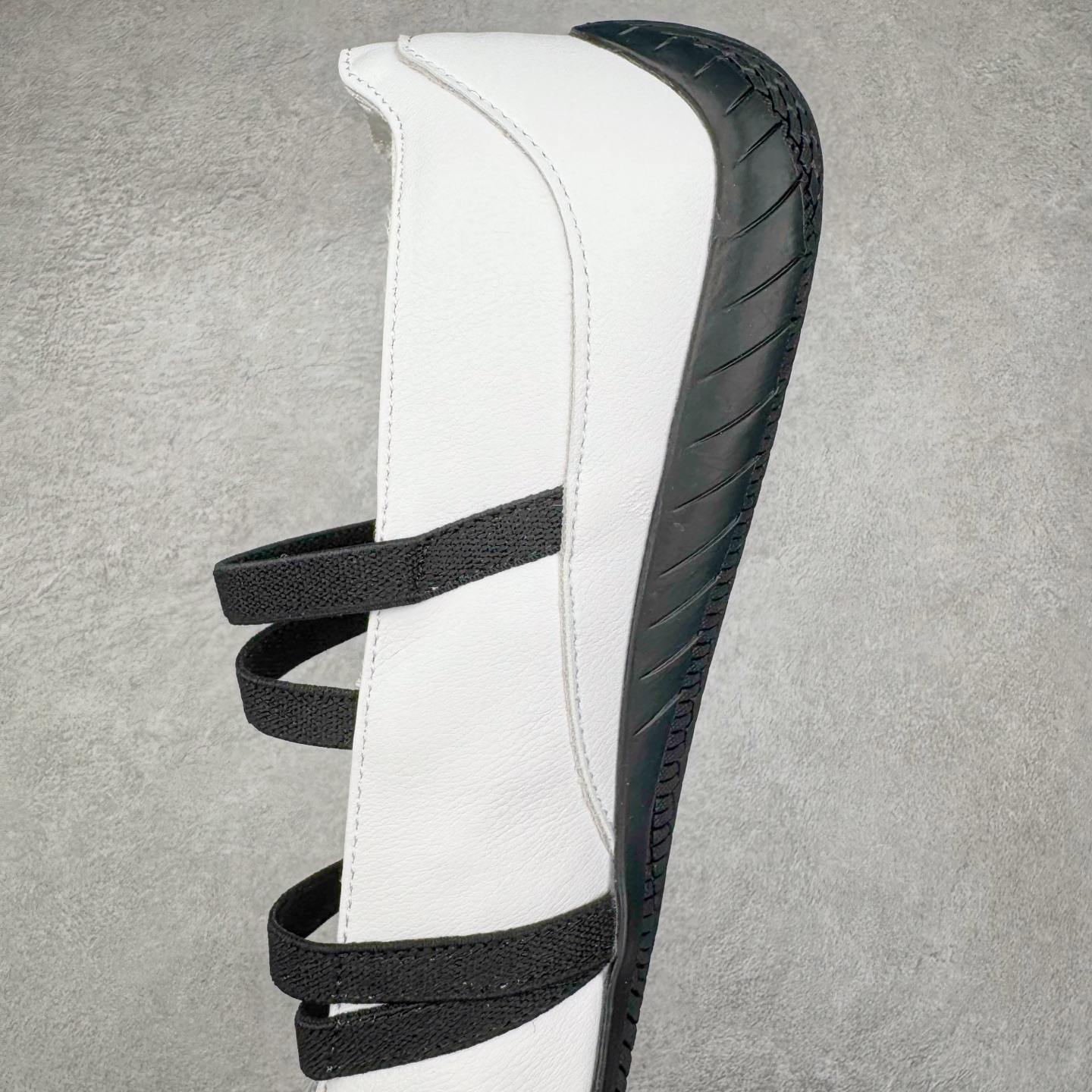 图片[6]-＃DT PUMA Speedcat Ballerina 彪马柔软舒适防滑耐磨低帮生活休闲鞋芭蕾舞鞋单鞋玛丽珍鞋 这次，PUMA决定再对Speedcat来一次创新，以芭蕾舞鞋为灵感，将芭蕾舞鞋的灵动与轻盈感与赛车鞋融为一体，带来极具个性的全新鞋款Speedcat Ballerina。Speedcat Ballerina由Speedcat去除鞋舌、鞋带以及部分鞋侧位打造而成，鞋带部分被改为如同芭蕾鞋般的交叉弹性带，PUMA的标志依旧设计于鞋侧旁，整个鞋款外观变得更加优雅。Speedcat Ballerina 还汲取了赛车鞋的抓地设计，配备经典橡胶大底。尺码：36 37 37.5 38 38.5 39 40 40.5 41-选品中心