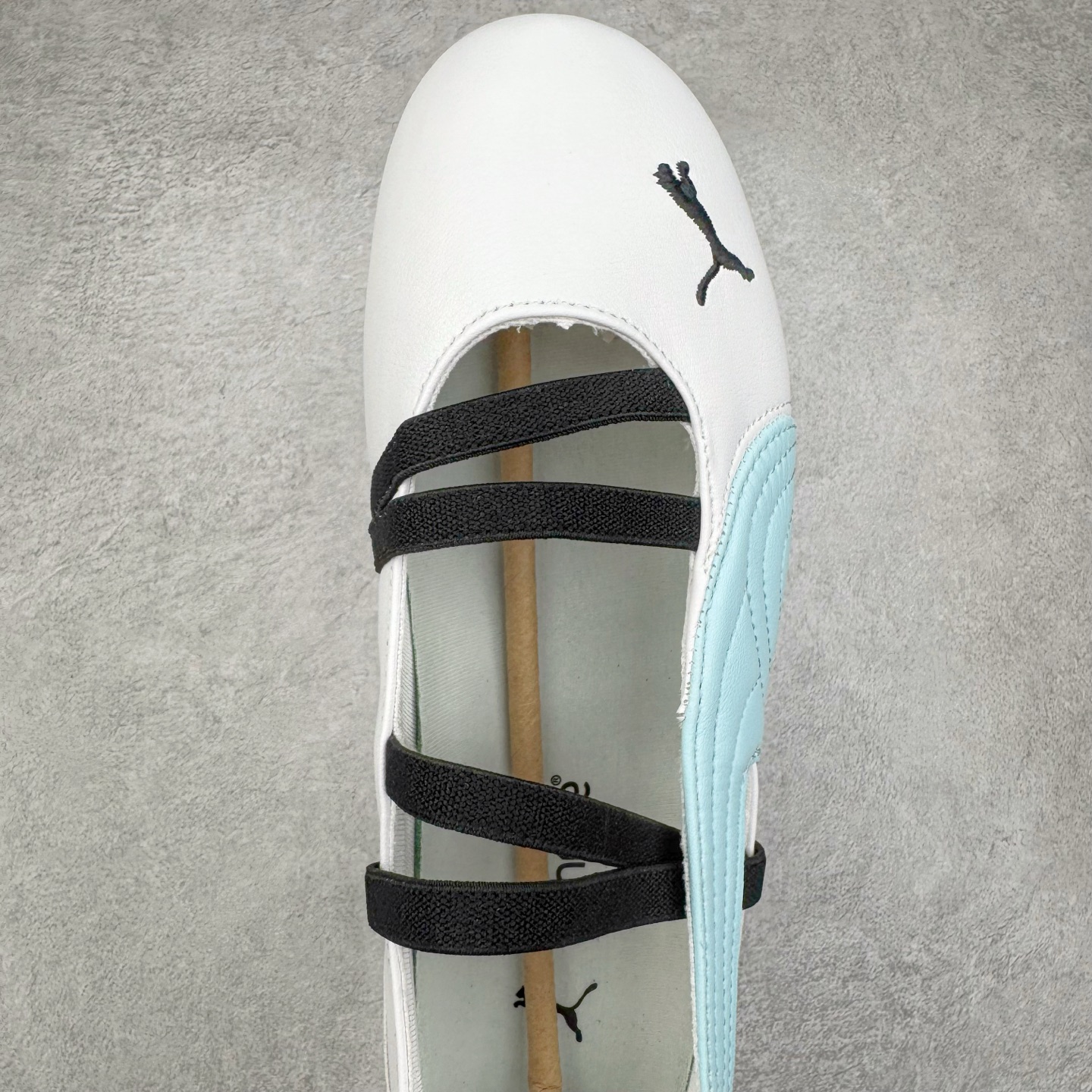 图片[4]-＃DT PUMA Speedcat Ballerina 彪马柔软舒适防滑耐磨低帮生活休闲鞋芭蕾舞鞋单鞋玛丽珍鞋 这次，PUMA决定再对Speedcat来一次创新，以芭蕾舞鞋为灵感，将芭蕾舞鞋的灵动与轻盈感与赛车鞋融为一体，带来极具个性的全新鞋款Speedcat Ballerina。Speedcat Ballerina由Speedcat去除鞋舌、鞋带以及部分鞋侧位打造而成，鞋带部分被改为如同芭蕾鞋般的交叉弹性带，PUMA的标志依旧设计于鞋侧旁，整个鞋款外观变得更加优雅。Speedcat Ballerina 还汲取了赛车鞋的抓地设计，配备经典橡胶大底。尺码：36 37 37.5 38 38.5 39 40 40.5 41-选品中心