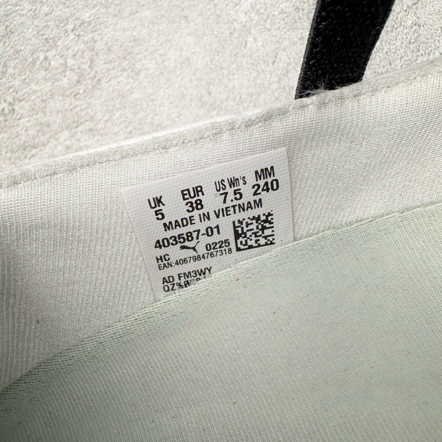 图片[10]-＃DT PUMA Speedcat Ballerina 彪马柔软舒适防滑耐磨低帮生活休闲鞋芭蕾舞鞋单鞋玛丽珍鞋 这次，PUMA决定再对Speedcat来一次创新，以芭蕾舞鞋为灵感，将芭蕾舞鞋的灵动与轻盈感与赛车鞋融为一体，带来极具个性的全新鞋款Speedcat Ballerina。Speedcat Ballerina由Speedcat去除鞋舌、鞋带以及部分鞋侧位打造而成，鞋带部分被改为如同芭蕾鞋般的交叉弹性带，PUMA的标志依旧设计于鞋侧旁，整个鞋款外观变得更加优雅。Speedcat Ballerina 还汲取了赛车鞋的抓地设计，配备经典橡胶大底。尺码：36 37 37.5 38 38.5 39 40 40.5 41-选品中心