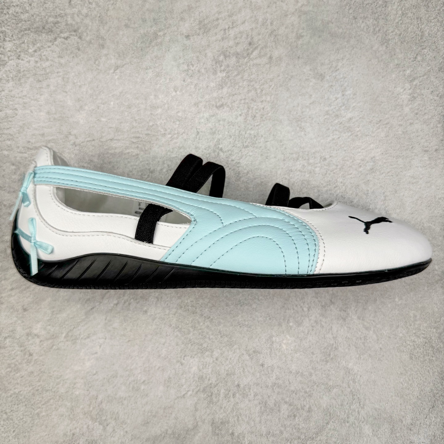 ＃DT PUMA Speedcat Ballerina 彪马柔软舒适防滑耐磨低帮生活休闲鞋芭蕾舞鞋单鞋玛丽珍鞋 这次，PUMA决定再对Speedcat来一次创新，以芭蕾舞鞋为灵感，将芭蕾舞鞋的灵动与轻盈感与赛车鞋融为一体，带来极具个性的全新鞋款Speedcat Ballerina。Speedcat Ballerina由Speedcat去除鞋舌、鞋带以及部分鞋侧位打造而成，鞋带部分被改为如同芭蕾鞋般的交叉弹性带，PUMA的标志依旧设计于鞋侧旁，整个鞋款外观变得更加优雅。Speedcat Ballerina 还汲取了赛车鞋的抓地设计，配备经典橡胶大底。尺码：36 37 37.5 38 38.5 39 40 40.5 41-选品中心