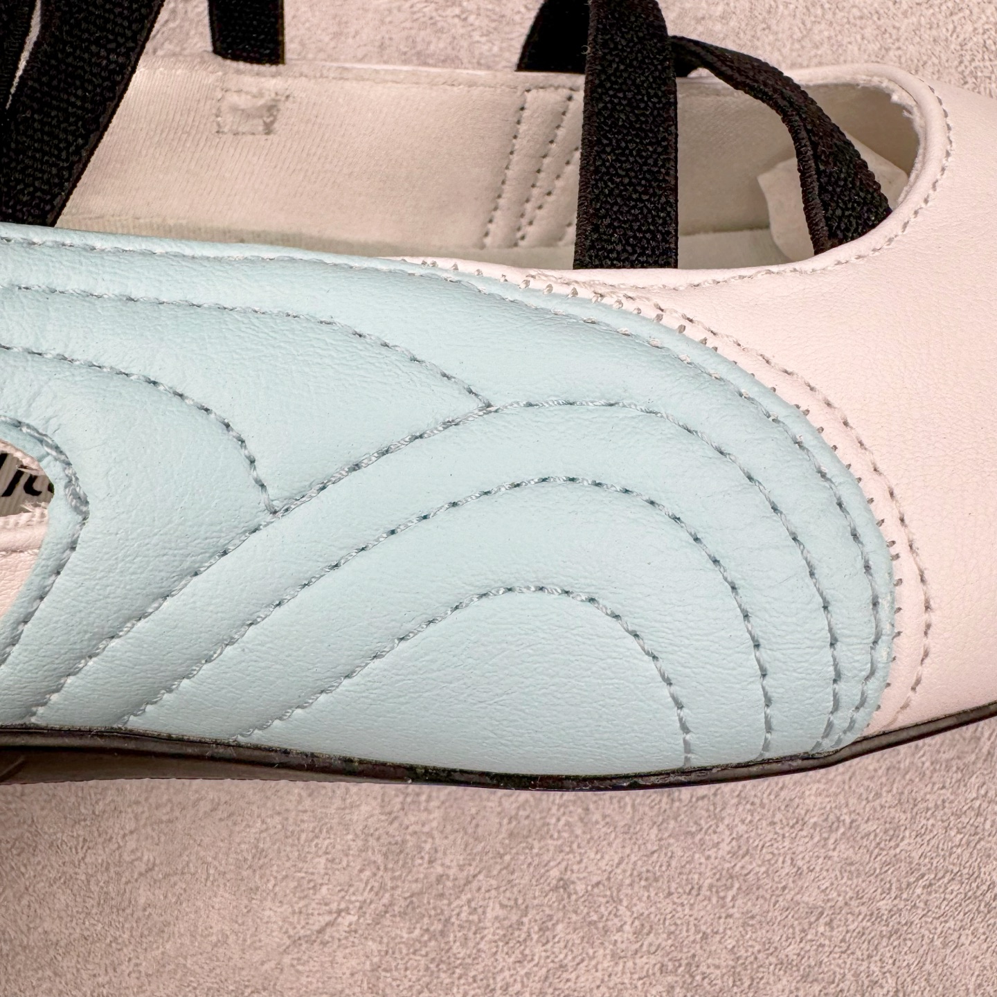 图片[17]-＃DT PUMA Speedcat Ballerina 彪马柔软舒适防滑耐磨低帮生活休闲鞋芭蕾舞鞋单鞋玛丽珍鞋 这次，PUMA决定再对Speedcat来一次创新，以芭蕾舞鞋为灵感，将芭蕾舞鞋的灵动与轻盈感与赛车鞋融为一体，带来极具个性的全新鞋款Speedcat Ballerina。Speedcat Ballerina由Speedcat去除鞋舌、鞋带以及部分鞋侧位打造而成，鞋带部分被改为如同芭蕾鞋般的交叉弹性带，PUMA的标志依旧设计于鞋侧旁，整个鞋款外观变得更加优雅。Speedcat Ballerina 还汲取了赛车鞋的抓地设计，配备经典橡胶大底。尺码：36 37 37.5 38 38.5 39 40 40.5 41-选品中心