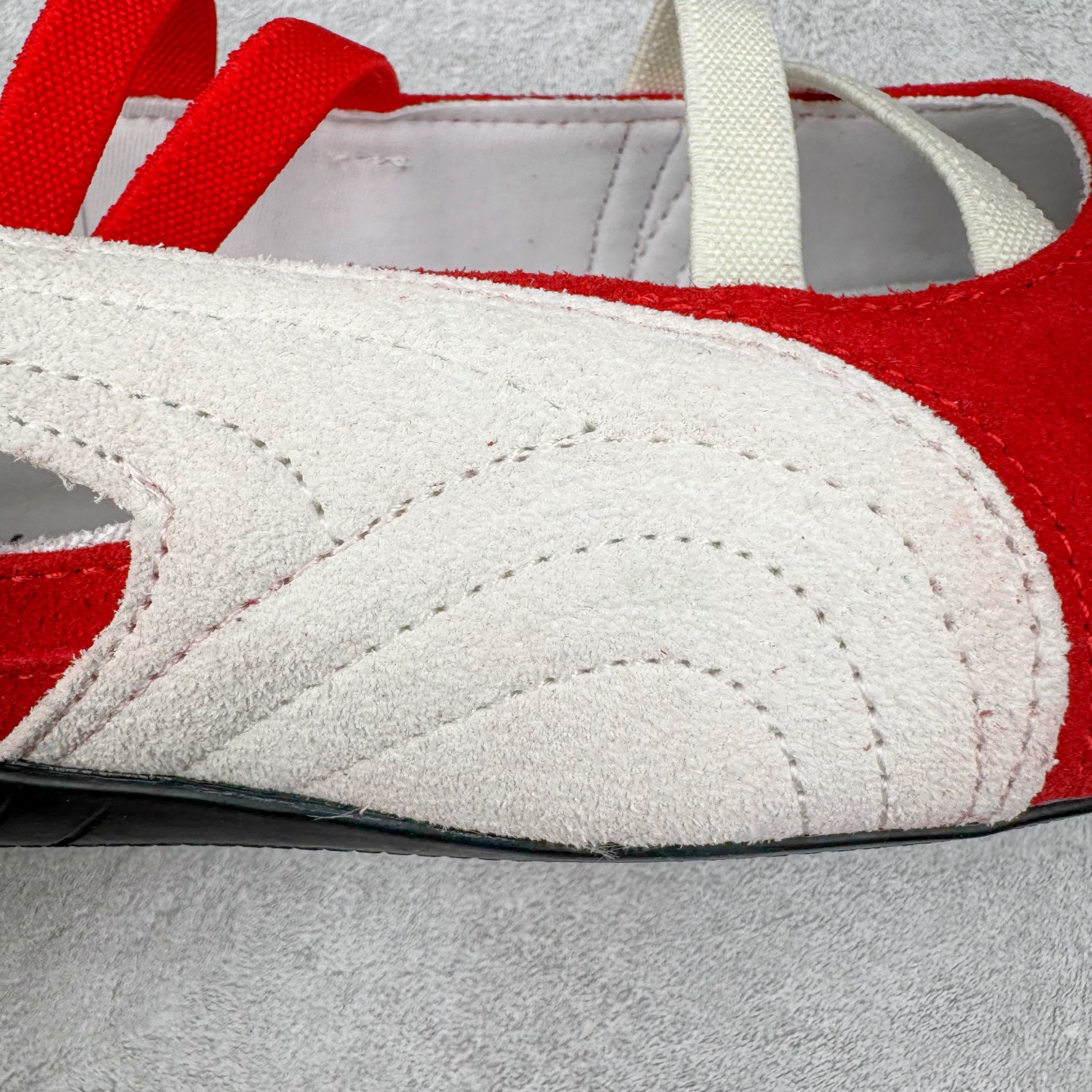 图片[15]-＃DT PUMA Speedcat Ballerina 彪马柔软舒适防滑耐磨低帮生活休闲鞋芭蕾舞鞋单鞋玛丽珍鞋 这次，PUMA决定再对Speedcat来一次创新，以芭蕾舞鞋为灵感，将芭蕾舞鞋的灵动与轻盈感与赛车鞋融为一体，带来极具个性的全新鞋款Speedcat Ballerina。Speedcat Ballerina由Speedcat去除鞋舌、鞋带以及部分鞋侧位打造而成，鞋带部分被改为如同芭蕾鞋般的交叉弹性带，PUMA的标志依旧设计于鞋侧旁，整个鞋款外观变得更加优雅。Speedcat Ballerina 还汲取了赛车鞋的抓地设计，配备经典橡胶大底。尺码：36 37 37.5 38 38.5 39 40 40.5 41-选品中心