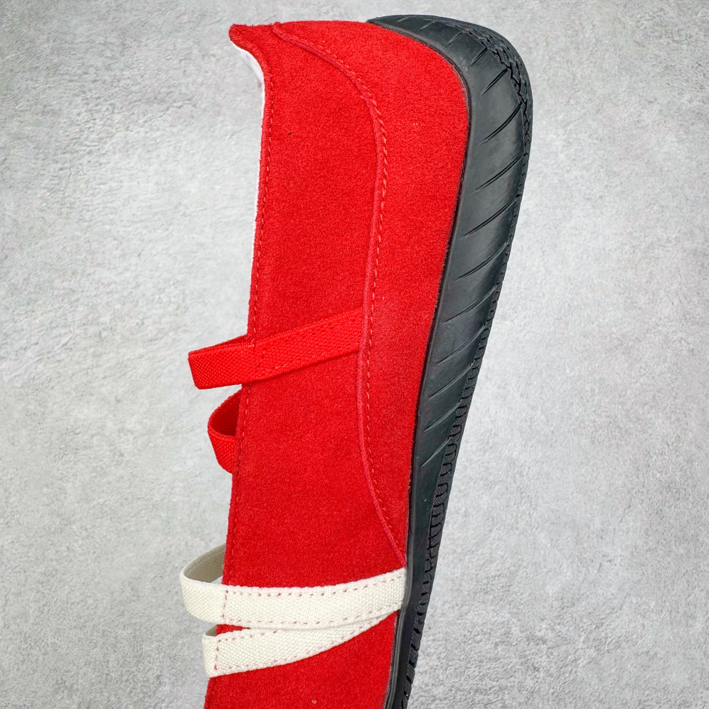 图片[7]-＃DT PUMA Speedcat Ballerina 彪马柔软舒适防滑耐磨低帮生活休闲鞋芭蕾舞鞋单鞋玛丽珍鞋 这次，PUMA决定再对Speedcat来一次创新，以芭蕾舞鞋为灵感，将芭蕾舞鞋的灵动与轻盈感与赛车鞋融为一体，带来极具个性的全新鞋款Speedcat Ballerina。Speedcat Ballerina由Speedcat去除鞋舌、鞋带以及部分鞋侧位打造而成，鞋带部分被改为如同芭蕾鞋般的交叉弹性带，PUMA的标志依旧设计于鞋侧旁，整个鞋款外观变得更加优雅。Speedcat Ballerina 还汲取了赛车鞋的抓地设计，配备经典橡胶大底。尺码：36 37 37.5 38 38.5 39 40 40.5 41-选品中心