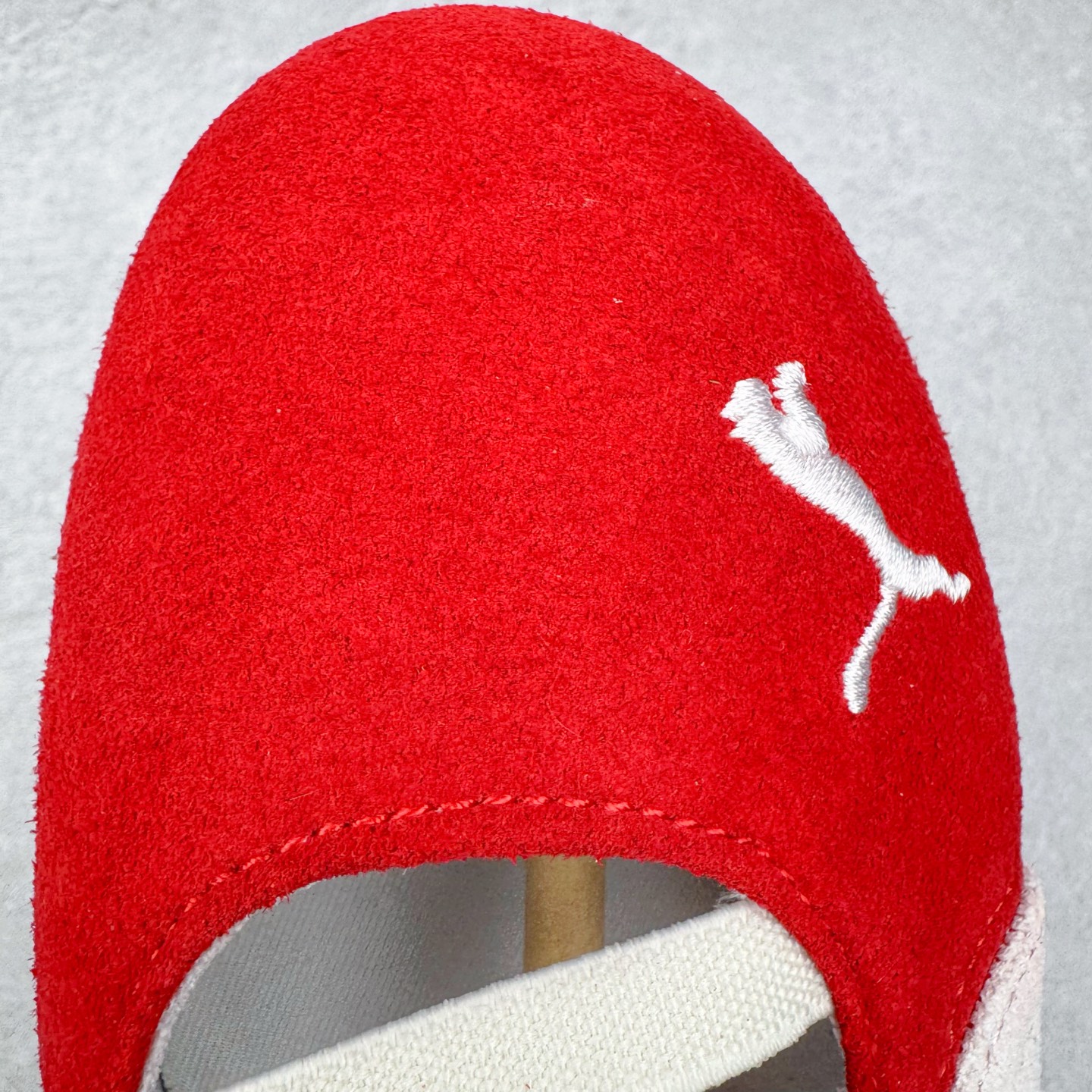 图片[13]-＃DT PUMA Speedcat Ballerina 彪马柔软舒适防滑耐磨低帮生活休闲鞋芭蕾舞鞋单鞋玛丽珍鞋 这次，PUMA决定再对Speedcat来一次创新，以芭蕾舞鞋为灵感，将芭蕾舞鞋的灵动与轻盈感与赛车鞋融为一体，带来极具个性的全新鞋款Speedcat Ballerina。Speedcat Ballerina由Speedcat去除鞋舌、鞋带以及部分鞋侧位打造而成，鞋带部分被改为如同芭蕾鞋般的交叉弹性带，PUMA的标志依旧设计于鞋侧旁，整个鞋款外观变得更加优雅。Speedcat Ballerina 还汲取了赛车鞋的抓地设计，配备经典橡胶大底。尺码：36 37 37.5 38 38.5 39 40 40.5 41-选品中心