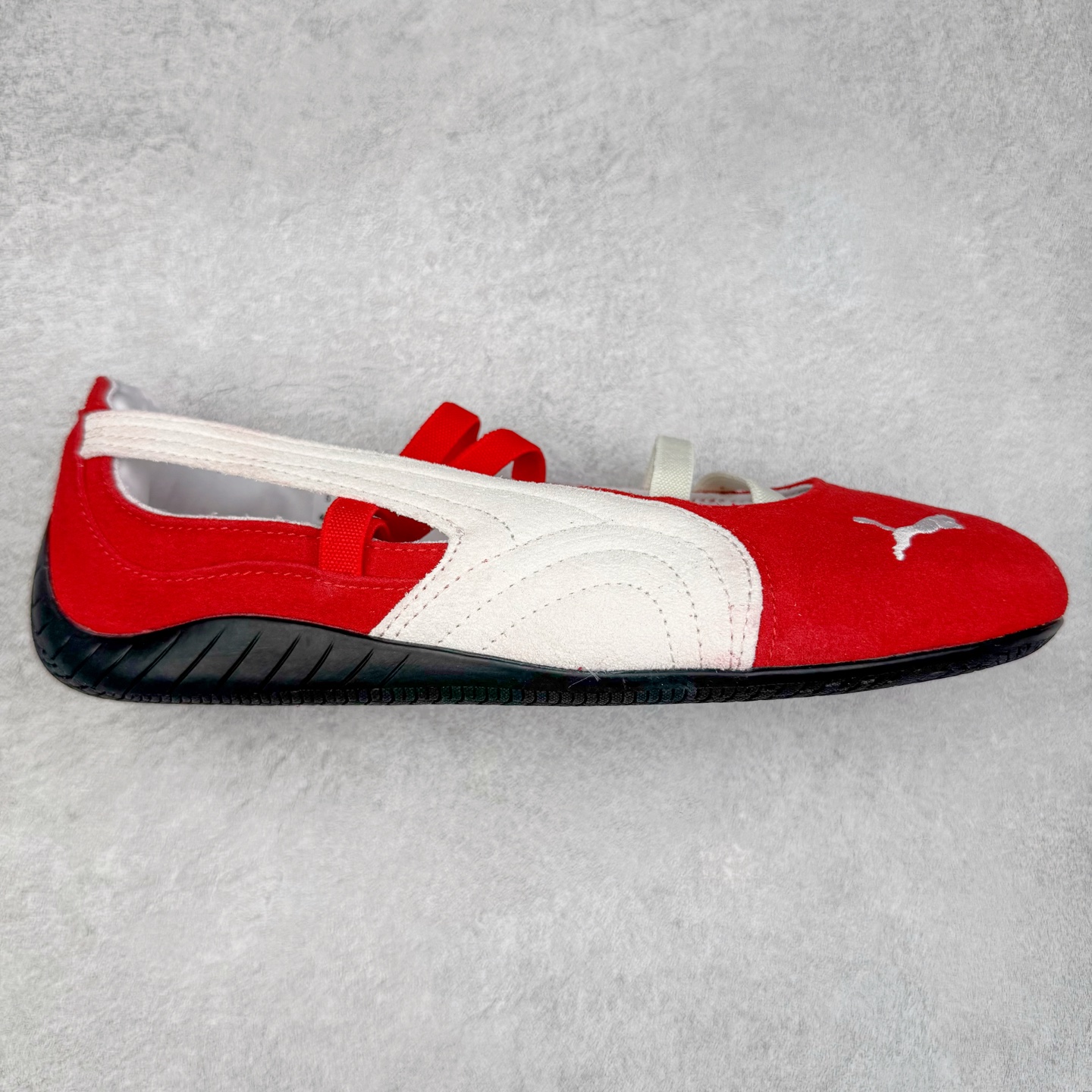 ＃DT PUMA Speedcat Ballerina 彪马柔软舒适防滑耐磨低帮生活休闲鞋芭蕾舞鞋单鞋玛丽珍鞋 这次，PUMA决定再对Speedcat来一次创新，以芭蕾舞鞋为灵感，将芭蕾舞鞋的灵动与轻盈感与赛车鞋融为一体，带来极具个性的全新鞋款Speedcat Ballerina。Speedcat Ballerina由Speedcat去除鞋舌、鞋带以及部分鞋侧位打造而成，鞋带部分被改为如同芭蕾鞋般的交叉弹性带，PUMA的标志依旧设计于鞋侧旁，整个鞋款外观变得更加优雅。Speedcat Ballerina 还汲取了赛车鞋的抓地设计，配备经典橡胶大底。尺码：36 37 37.5 38 38.5 39 40 40.5 41-选品中心