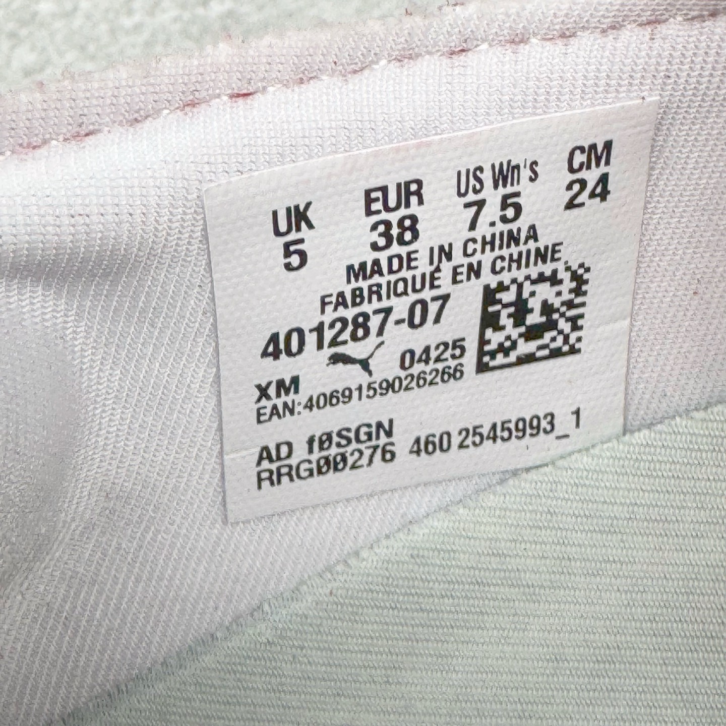 图片[10]-＃DT PUMA Speedcat Ballerina 彪马柔软舒适防滑耐磨低帮生活休闲鞋芭蕾舞鞋单鞋玛丽珍鞋 这次，PUMA决定再对Speedcat来一次创新，以芭蕾舞鞋为灵感，将芭蕾舞鞋的灵动与轻盈感与赛车鞋融为一体，带来极具个性的全新鞋款Speedcat Ballerina。Speedcat Ballerina由Speedcat去除鞋舌、鞋带以及部分鞋侧位打造而成，鞋带部分被改为如同芭蕾鞋般的交叉弹性带，PUMA的标志依旧设计于鞋侧旁，整个鞋款外观变得更加优雅。Speedcat Ballerina 还汲取了赛车鞋的抓地设计，配备经典橡胶大底。尺码：36 37 37.5 38 38.5 39 40 40.5 41-选品中心