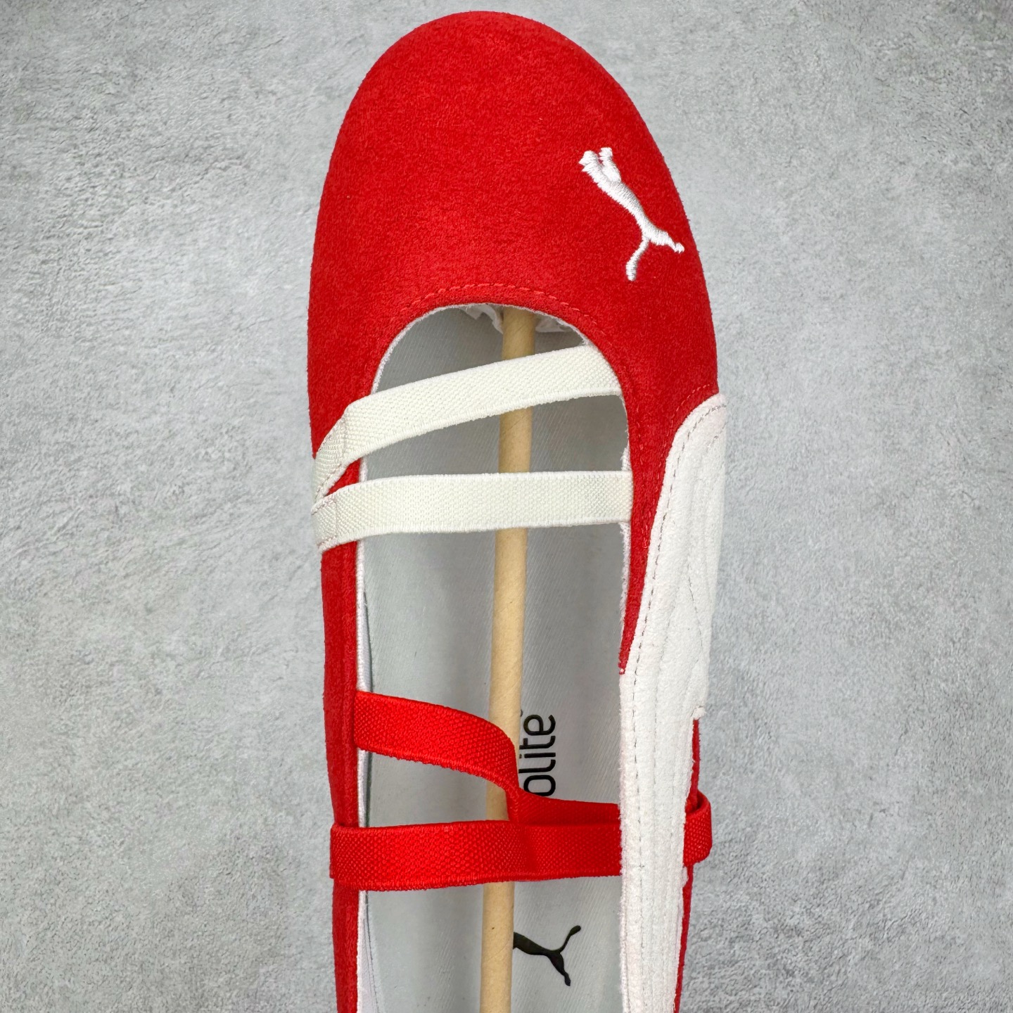 图片[4]-＃DT PUMA Speedcat Ballerina 彪马柔软舒适防滑耐磨低帮生活休闲鞋芭蕾舞鞋单鞋玛丽珍鞋 这次，PUMA决定再对Speedcat来一次创新，以芭蕾舞鞋为灵感，将芭蕾舞鞋的灵动与轻盈感与赛车鞋融为一体，带来极具个性的全新鞋款Speedcat Ballerina。Speedcat Ballerina由Speedcat去除鞋舌、鞋带以及部分鞋侧位打造而成，鞋带部分被改为如同芭蕾鞋般的交叉弹性带，PUMA的标志依旧设计于鞋侧旁，整个鞋款外观变得更加优雅。Speedcat Ballerina 还汲取了赛车鞋的抓地设计，配备经典橡胶大底。尺码：36 37 37.5 38 38.5 39 40 40.5 41-选品中心