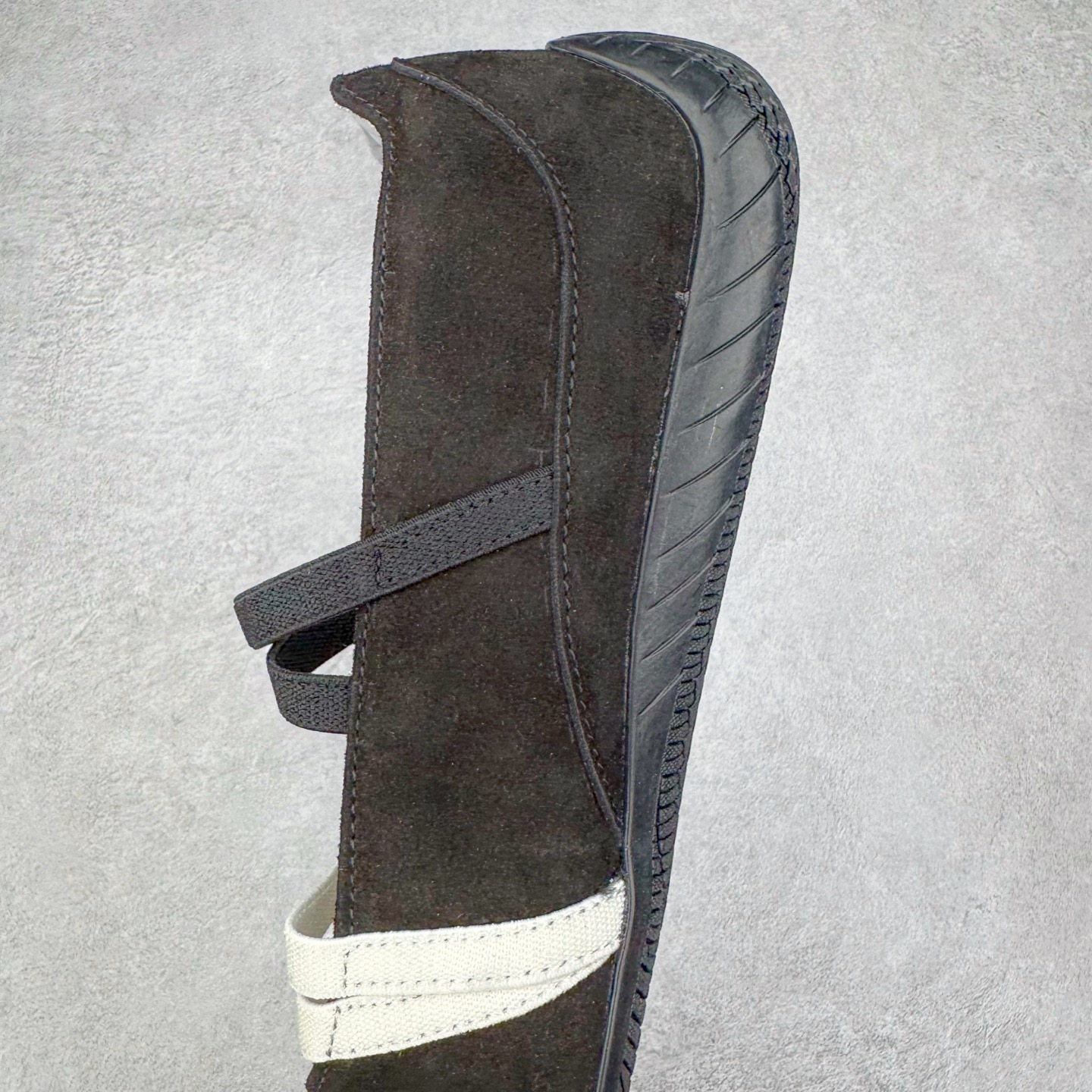 图片[7]-＃DT PUMA Speedcat Ballerina 彪马柔软舒适防滑耐磨低帮生活休闲鞋芭蕾舞鞋单鞋玛丽珍鞋 这次，PUMA决定再对Speedcat来一次创新，以芭蕾舞鞋为灵感，将芭蕾舞鞋的灵动与轻盈感与赛车鞋融为一体，带来极具个性的全新鞋款Speedcat Ballerina。Speedcat Ballerina由Speedcat去除鞋舌、鞋带以及部分鞋侧位打造而成，鞋带部分被改为如同芭蕾鞋般的交叉弹性带，PUMA的标志依旧设计于鞋侧旁，整个鞋款外观变得更加优雅。Speedcat Ballerina 还汲取了赛车鞋的抓地设计，配备经典橡胶大底。尺码：36 37 37.5 38 38.5 39 40 40.5 41-选品中心