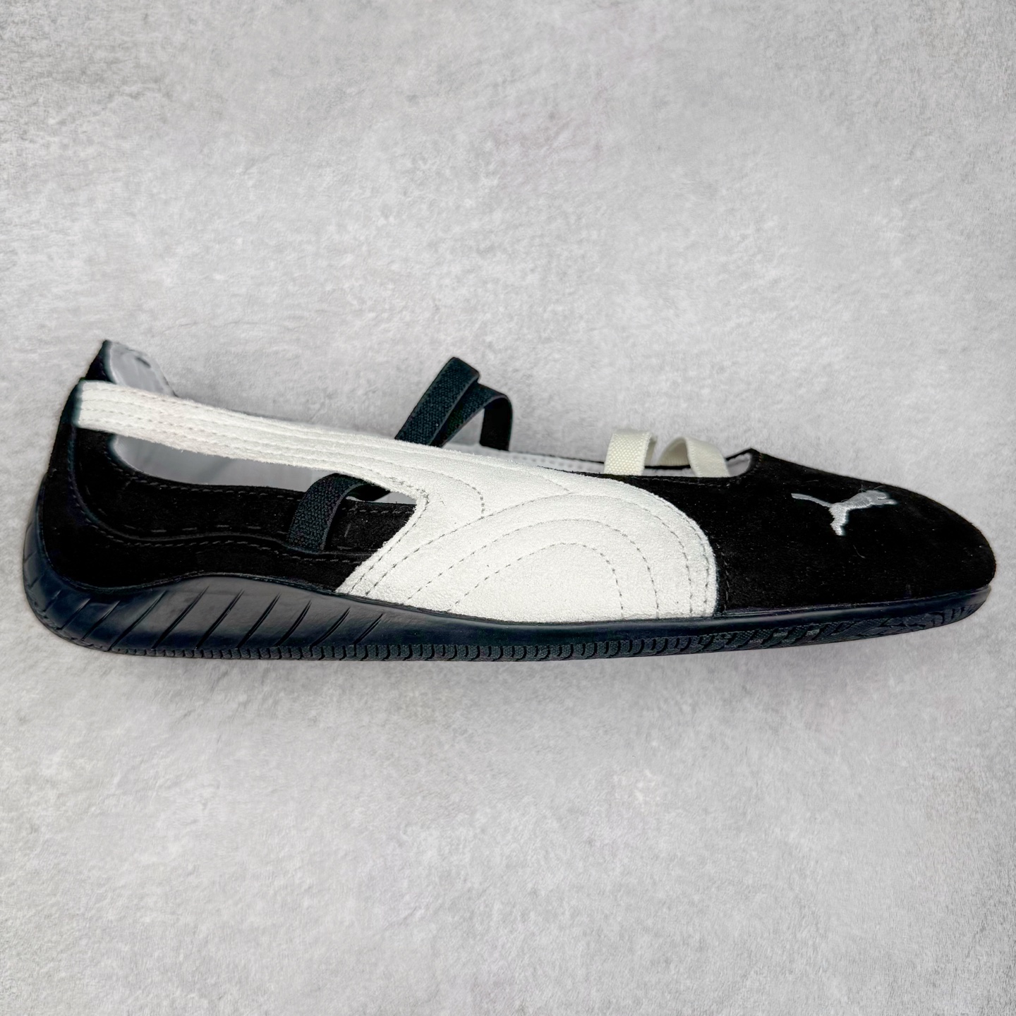 ＃DT PUMA Speedcat Ballerina 彪马柔软舒适防滑耐磨低帮生活休闲鞋芭蕾舞鞋单鞋玛丽珍鞋 这次，PUMA决定再对Speedcat来一次创新，以芭蕾舞鞋为灵感，将芭蕾舞鞋的灵动与轻盈感与赛车鞋融为一体，带来极具个性的全新鞋款Speedcat Ballerina。Speedcat Ballerina由Speedcat去除鞋舌、鞋带以及部分鞋侧位打造而成，鞋带部分被改为如同芭蕾鞋般的交叉弹性带，PUMA的标志依旧设计于鞋侧旁，整个鞋款外观变得更加优雅。Speedcat Ballerina 还汲取了赛车鞋的抓地设计，配备经典橡胶大底。尺码：36 37 37.5 38 38.5 39 40 40.5 41-选品中心