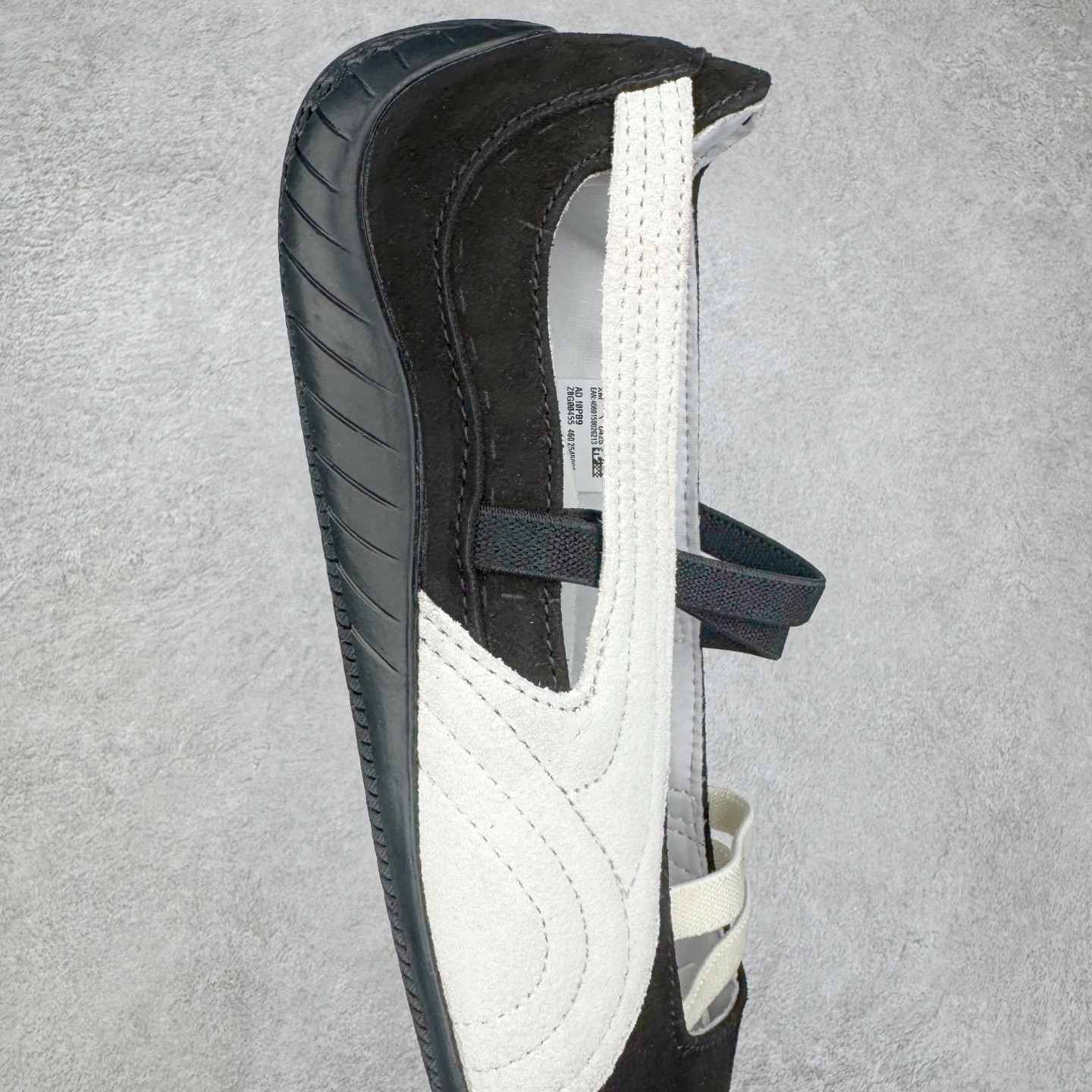 图片[6]-＃DT PUMA Speedcat Ballerina 彪马柔软舒适防滑耐磨低帮生活休闲鞋芭蕾舞鞋单鞋玛丽珍鞋 这次，PUMA决定再对Speedcat来一次创新，以芭蕾舞鞋为灵感，将芭蕾舞鞋的灵动与轻盈感与赛车鞋融为一体，带来极具个性的全新鞋款Speedcat Ballerina。Speedcat Ballerina由Speedcat去除鞋舌、鞋带以及部分鞋侧位打造而成，鞋带部分被改为如同芭蕾鞋般的交叉弹性带，PUMA的标志依旧设计于鞋侧旁，整个鞋款外观变得更加优雅。Speedcat Ballerina 还汲取了赛车鞋的抓地设计，配备经典橡胶大底。尺码：36 37 37.5 38 38.5 39 40 40.5 41-选品中心