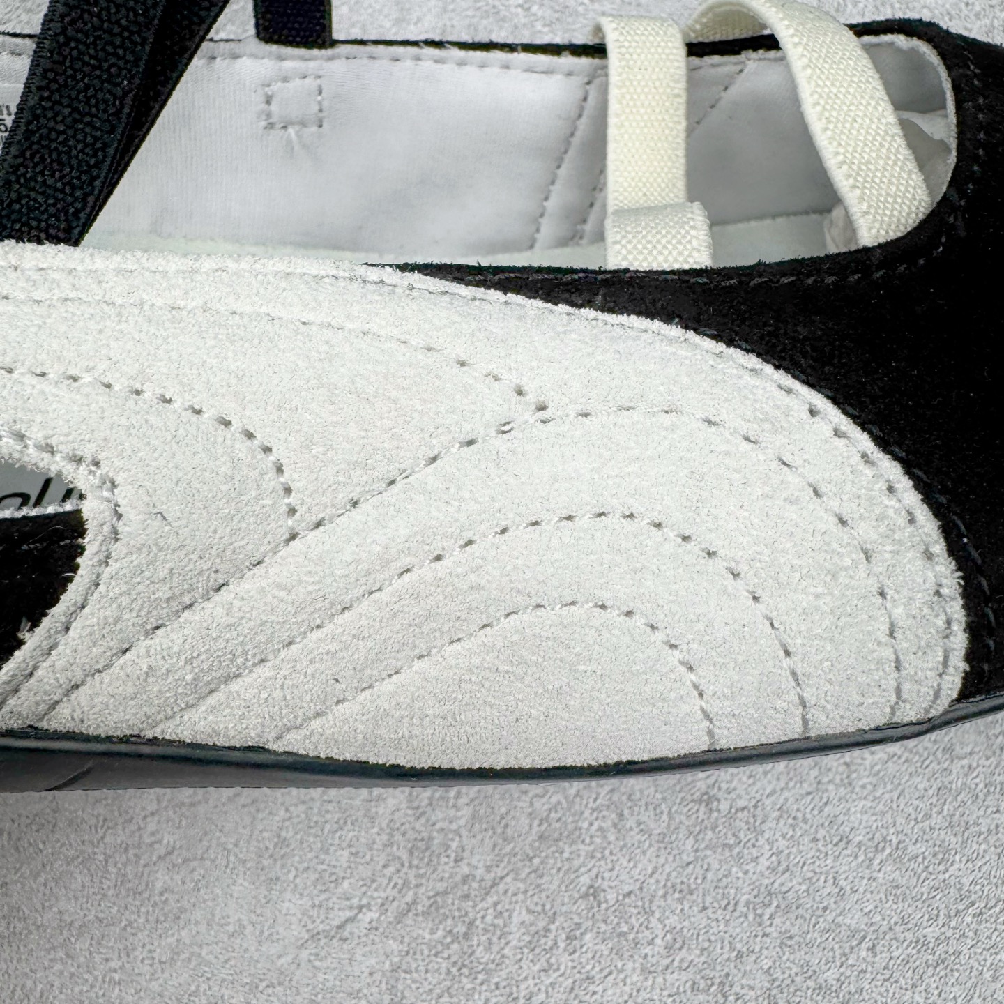 图片[16]-＃DT PUMA Speedcat Ballerina 彪马柔软舒适防滑耐磨低帮生活休闲鞋芭蕾舞鞋单鞋玛丽珍鞋 这次，PUMA决定再对Speedcat来一次创新，以芭蕾舞鞋为灵感，将芭蕾舞鞋的灵动与轻盈感与赛车鞋融为一体，带来极具个性的全新鞋款Speedcat Ballerina。Speedcat Ballerina由Speedcat去除鞋舌、鞋带以及部分鞋侧位打造而成，鞋带部分被改为如同芭蕾鞋般的交叉弹性带，PUMA的标志依旧设计于鞋侧旁，整个鞋款外观变得更加优雅。Speedcat Ballerina 还汲取了赛车鞋的抓地设计，配备经典橡胶大底。尺码：36 37 37.5 38 38.5 39 40 40.5 41-选品中心