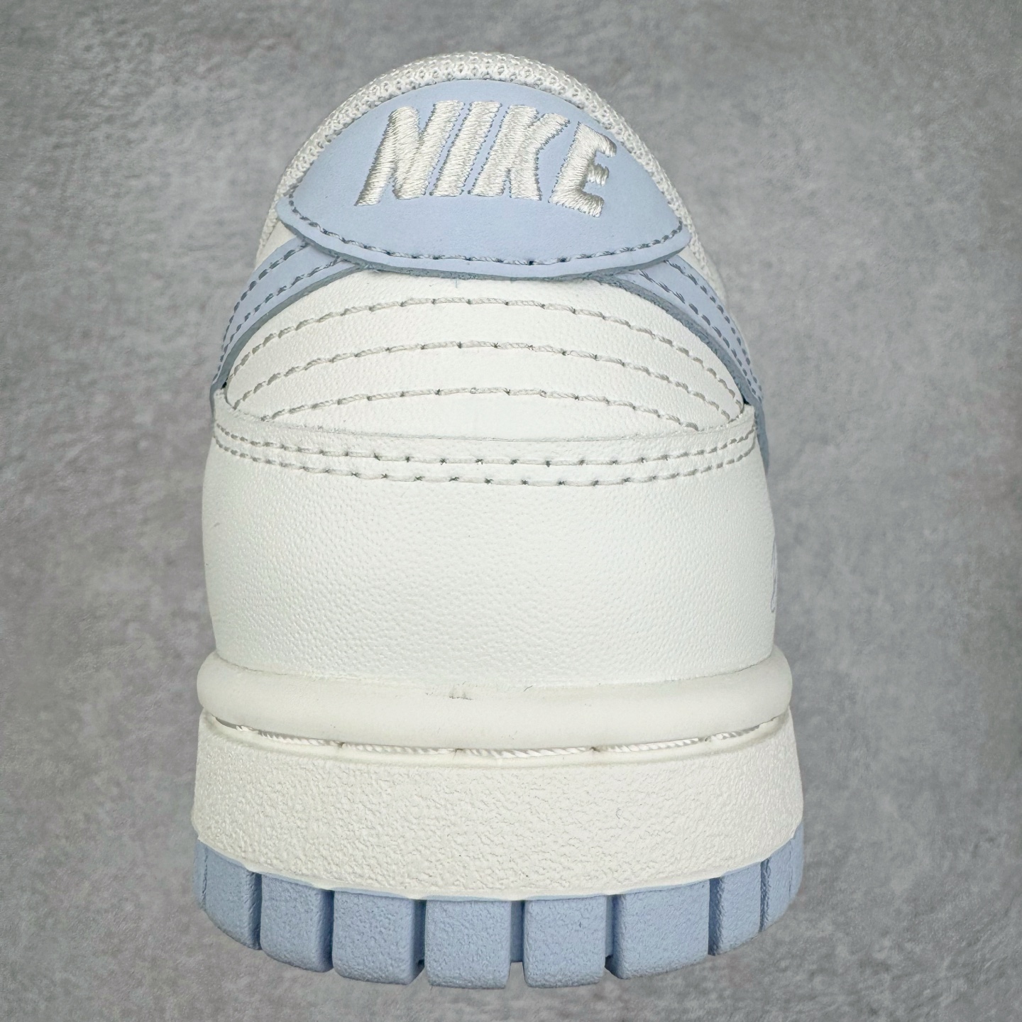 图片[8]-＃YC纯原 NK Dunk Low 仙女稚蓝 WB0510-067 当杏仁奶白的温柔，遇上Baby 蓝的沁凉，奶与蓝的温柔碰撞，是夏日微风拂过脚踝的轻盈。纯粹底色，稚嫩点睛，以低饱和美学，成就街头温柔的满分甜系装备。定制系列天花板 无原鞋不开发 全系列得物原鞋一比一校对开发 配色持续更新中 终端对接 优势输出 全套原厂楦头原纸板数据档案倾力打造 原汁原味莞产 极致还原 圈内最强针车工艺 高端零售指定版 广东原厂配套原盒原标 鞋盒分三个尺码段 原厂冲刀 超高清洁度 全鞋零毛边皮料切割 采用原厂百宏鞋带以及原厂百宏织唛舌标 内标可供原厂几率过验 进口原装条纹中底布 四线拉帮白色点胶 原厂拉帮手法遵循公司 原厂电绣 极致还原 尺码：36 36.5 37.5 38 38.5 39 40 40.5 41 42 42.5 43 44 44.5 45 46-选品中心