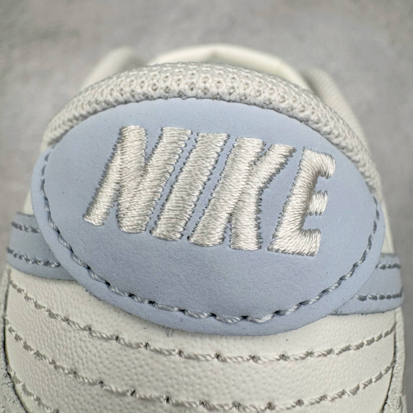 图片[12]-＃YC纯原 NK Dunk Low 仙女稚蓝 WB0510-067 当杏仁奶白的温柔，遇上Baby 蓝的沁凉，奶与蓝的温柔碰撞，是夏日微风拂过脚踝的轻盈。纯粹底色，稚嫩点睛，以低饱和美学，成就街头温柔的满分甜系装备。定制系列天花板 无原鞋不开发 全系列得物原鞋一比一校对开发 配色持续更新中 终端对接 优势输出 全套原厂楦头原纸板数据档案倾力打造 原汁原味莞产 极致还原 圈内最强针车工艺 高端零售指定版 广东原厂配套原盒原标 鞋盒分三个尺码段 原厂冲刀 超高清洁度 全鞋零毛边皮料切割 采用原厂百宏鞋带以及原厂百宏织唛舌标 内标可供原厂几率过验 进口原装条纹中底布 四线拉帮白色点胶 原厂拉帮手法遵循公司 原厂电绣 极致还原 尺码：36 36.5 37.5 38 38.5 39 40 40.5 41 42 42.5 43 44 44.5 45 46-选品中心