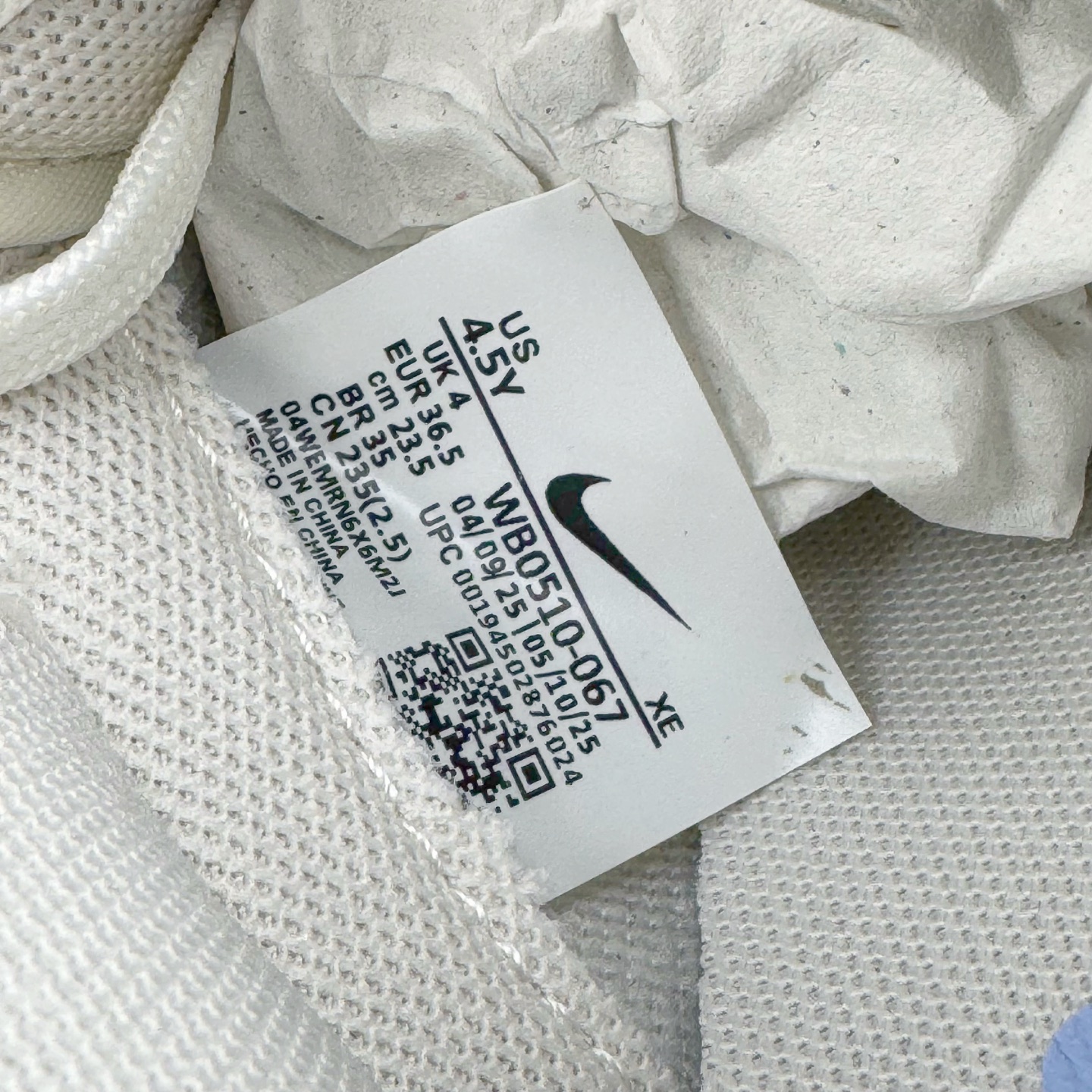 图片[10]-＃YC纯原 NK Dunk Low 仙女稚蓝 WB0510-067 当杏仁奶白的温柔，遇上Baby 蓝的沁凉，奶与蓝的温柔碰撞，是夏日微风拂过脚踝的轻盈。纯粹底色，稚嫩点睛，以低饱和美学，成就街头温柔的满分甜系装备。定制系列天花板 无原鞋不开发 全系列得物原鞋一比一校对开发 配色持续更新中 终端对接 优势输出 全套原厂楦头原纸板数据档案倾力打造 原汁原味莞产 极致还原 圈内最强针车工艺 高端零售指定版 广东原厂配套原盒原标 鞋盒分三个尺码段 原厂冲刀 超高清洁度 全鞋零毛边皮料切割 采用原厂百宏鞋带以及原厂百宏织唛舌标 内标可供原厂几率过验 进口原装条纹中底布 四线拉帮白色点胶 原厂拉帮手法遵循公司 原厂电绣 极致还原 尺码：36 36.5 37.5 38 38.5 39 40 40.5 41 42 42.5 43 44 44.5 45 46-选品中心