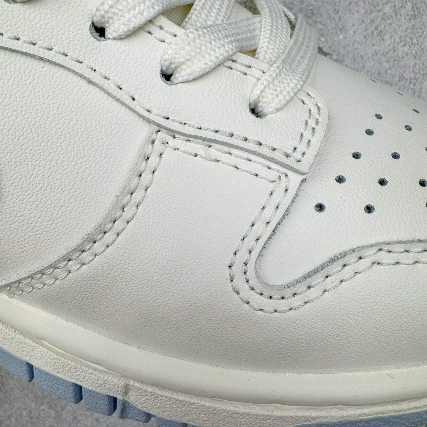图片[15]-＃YC纯原 NK Dunk Low 仙女稚蓝 WB0510-067 当杏仁奶白的温柔，遇上Baby 蓝的沁凉，奶与蓝的温柔碰撞，是夏日微风拂过脚踝的轻盈。纯粹底色，稚嫩点睛，以低饱和美学，成就街头温柔的满分甜系装备。定制系列天花板 无原鞋不开发 全系列得物原鞋一比一校对开发 配色持续更新中 终端对接 优势输出 全套原厂楦头原纸板数据档案倾力打造 原汁原味莞产 极致还原 圈内最强针车工艺 高端零售指定版 广东原厂配套原盒原标 鞋盒分三个尺码段 原厂冲刀 超高清洁度 全鞋零毛边皮料切割 采用原厂百宏鞋带以及原厂百宏织唛舌标 内标可供原厂几率过验 进口原装条纹中底布 四线拉帮白色点胶 原厂拉帮手法遵循公司 原厂电绣 极致还原 尺码：36 36.5 37.5 38 38.5 39 40 40.5 41 42 42.5 43 44 44.5 45 46-选品中心