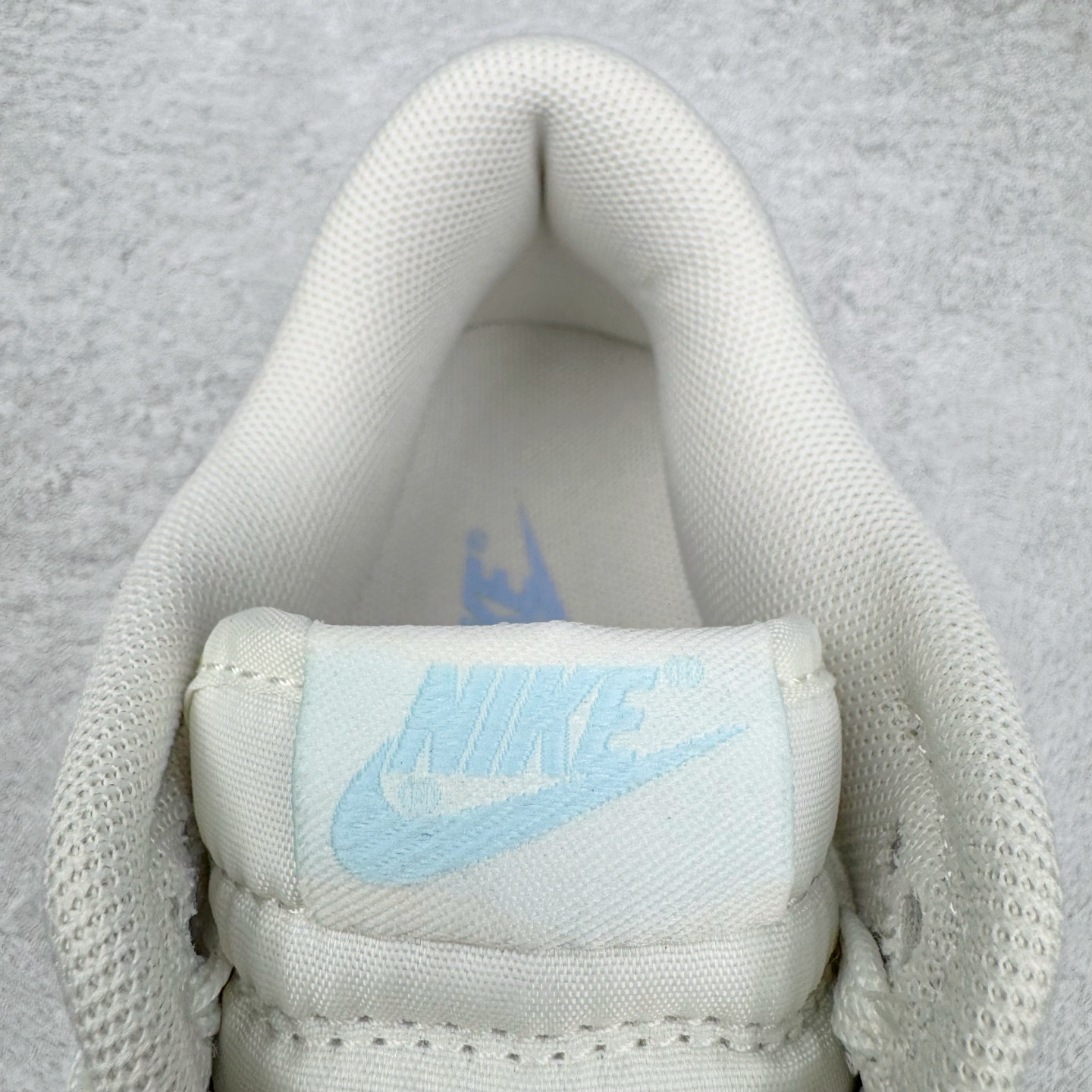 图片[11]-＃YC纯原 NK Dunk Low 仙女稚蓝 WB0510-067 当杏仁奶白的温柔，遇上Baby 蓝的沁凉，奶与蓝的温柔碰撞，是夏日微风拂过脚踝的轻盈。纯粹底色，稚嫩点睛，以低饱和美学，成就街头温柔的满分甜系装备。定制系列天花板 无原鞋不开发 全系列得物原鞋一比一校对开发 配色持续更新中 终端对接 优势输出 全套原厂楦头原纸板数据档案倾力打造 原汁原味莞产 极致还原 圈内最强针车工艺 高端零售指定版 广东原厂配套原盒原标 鞋盒分三个尺码段 原厂冲刀 超高清洁度 全鞋零毛边皮料切割 采用原厂百宏鞋带以及原厂百宏织唛舌标 内标可供原厂几率过验 进口原装条纹中底布 四线拉帮白色点胶 原厂拉帮手法遵循公司 原厂电绣 极致还原 尺码：36 36.5 37.5 38 38.5 39 40 40.5 41 42 42.5 43 44 44.5 45 46-选品中心