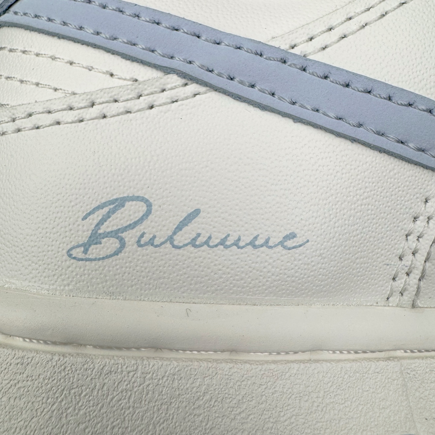 图片[13]-＃YC纯原 NK Dunk Low 仙女稚蓝 WB0510-067 当杏仁奶白的温柔，遇上Baby 蓝的沁凉，奶与蓝的温柔碰撞，是夏日微风拂过脚踝的轻盈。纯粹底色，稚嫩点睛，以低饱和美学，成就街头温柔的满分甜系装备。定制系列天花板 无原鞋不开发 全系列得物原鞋一比一校对开发 配色持续更新中 终端对接 优势输出 全套原厂楦头原纸板数据档案倾力打造 原汁原味莞产 极致还原 圈内最强针车工艺 高端零售指定版 广东原厂配套原盒原标 鞋盒分三个尺码段 原厂冲刀 超高清洁度 全鞋零毛边皮料切割 采用原厂百宏鞋带以及原厂百宏织唛舌标 内标可供原厂几率过验 进口原装条纹中底布 四线拉帮白色点胶 原厂拉帮手法遵循公司 原厂电绣 极致还原 尺码：36 36.5 37.5 38 38.5 39 40 40.5 41 42 42.5 43 44 44.5 45 46-选品中心