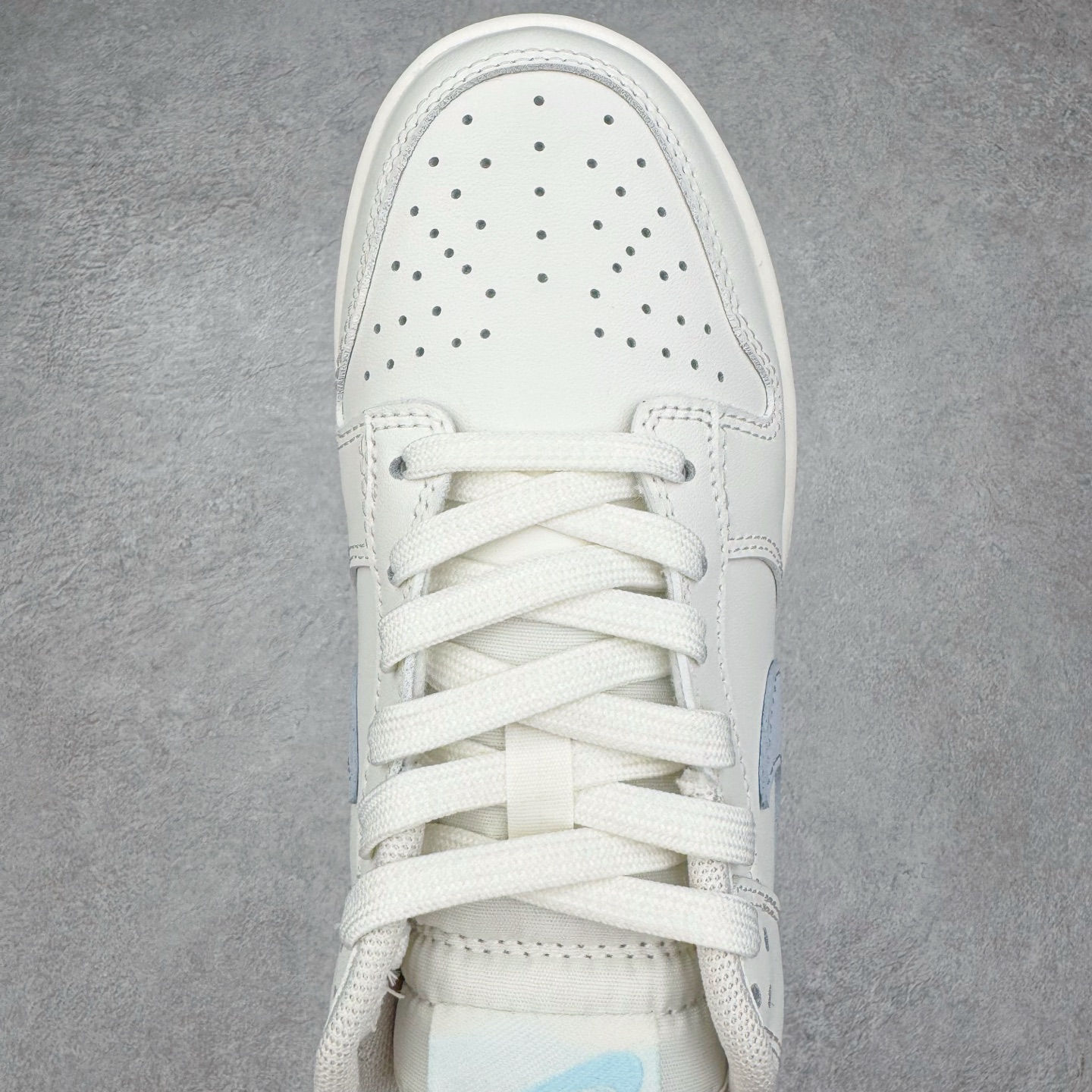 图片[4]-＃YC纯原 NK Dunk Low 仙女稚蓝 WB0510-067 当杏仁奶白的温柔，遇上Baby 蓝的沁凉，奶与蓝的温柔碰撞，是夏日微风拂过脚踝的轻盈。纯粹底色，稚嫩点睛，以低饱和美学，成就街头温柔的满分甜系装备。定制系列天花板 无原鞋不开发 全系列得物原鞋一比一校对开发 配色持续更新中 终端对接 优势输出 全套原厂楦头原纸板数据档案倾力打造 原汁原味莞产 极致还原 圈内最强针车工艺 高端零售指定版 广东原厂配套原盒原标 鞋盒分三个尺码段 原厂冲刀 超高清洁度 全鞋零毛边皮料切割 采用原厂百宏鞋带以及原厂百宏织唛舌标 内标可供原厂几率过验 进口原装条纹中底布 四线拉帮白色点胶 原厂拉帮手法遵循公司 原厂电绣 极致还原 尺码：36 36.5 37.5 38 38.5 39 40 40.5 41 42 42.5 43 44 44.5 45 46-选品中心