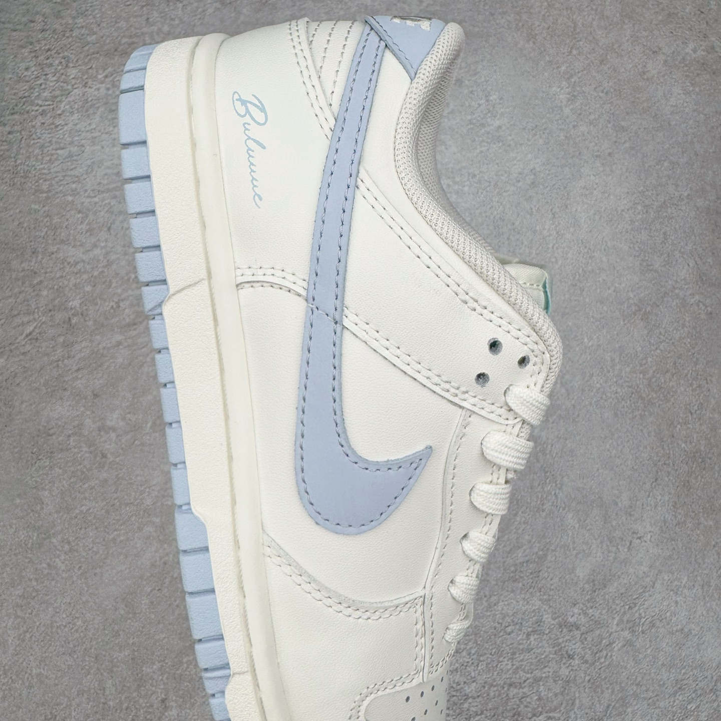 图片[6]-＃YC纯原 NK Dunk Low 仙女稚蓝 WB0510-067 当杏仁奶白的温柔，遇上Baby 蓝的沁凉，奶与蓝的温柔碰撞，是夏日微风拂过脚踝的轻盈。纯粹底色，稚嫩点睛，以低饱和美学，成就街头温柔的满分甜系装备。定制系列天花板 无原鞋不开发 全系列得物原鞋一比一校对开发 配色持续更新中 终端对接 优势输出 全套原厂楦头原纸板数据档案倾力打造 原汁原味莞产 极致还原 圈内最强针车工艺 高端零售指定版 广东原厂配套原盒原标 鞋盒分三个尺码段 原厂冲刀 超高清洁度 全鞋零毛边皮料切割 采用原厂百宏鞋带以及原厂百宏织唛舌标 内标可供原厂几率过验 进口原装条纹中底布 四线拉帮白色点胶 原厂拉帮手法遵循公司 原厂电绣 极致还原 尺码：36 36.5 37.5 38 38.5 39 40 40.5 41 42 42.5 43 44 44.5 45 46-选品中心