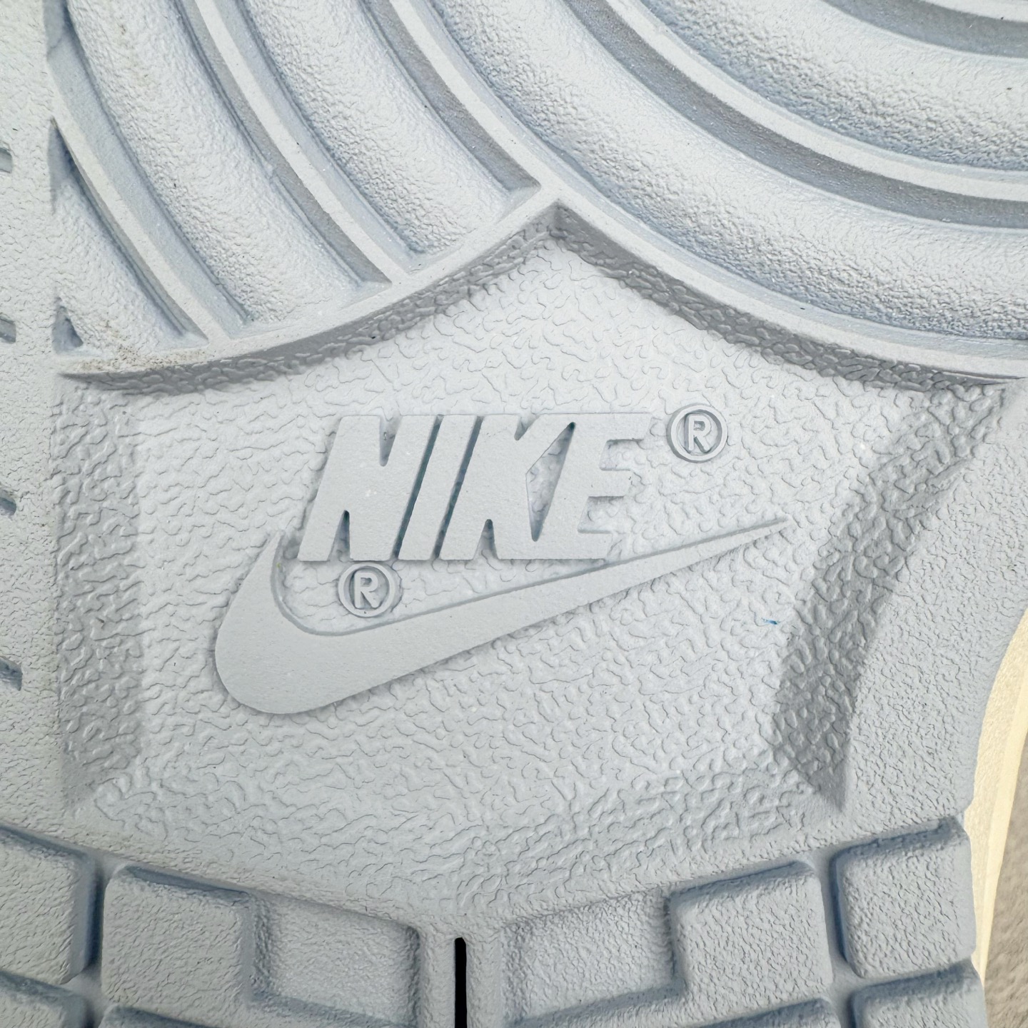 图片[16]-＃YC纯原 NK Dunk Low 仙女稚蓝 WB0510-067 当杏仁奶白的温柔，遇上Baby 蓝的沁凉，奶与蓝的温柔碰撞，是夏日微风拂过脚踝的轻盈。纯粹底色，稚嫩点睛，以低饱和美学，成就街头温柔的满分甜系装备。定制系列天花板 无原鞋不开发 全系列得物原鞋一比一校对开发 配色持续更新中 终端对接 优势输出 全套原厂楦头原纸板数据档案倾力打造 原汁原味莞产 极致还原 圈内最强针车工艺 高端零售指定版 广东原厂配套原盒原标 鞋盒分三个尺码段 原厂冲刀 超高清洁度 全鞋零毛边皮料切割 采用原厂百宏鞋带以及原厂百宏织唛舌标 内标可供原厂几率过验 进口原装条纹中底布 四线拉帮白色点胶 原厂拉帮手法遵循公司 原厂电绣 极致还原 尺码：36 36.5 37.5 38 38.5 39 40 40.5 41 42 42.5 43 44 44.5 45 46-选品中心