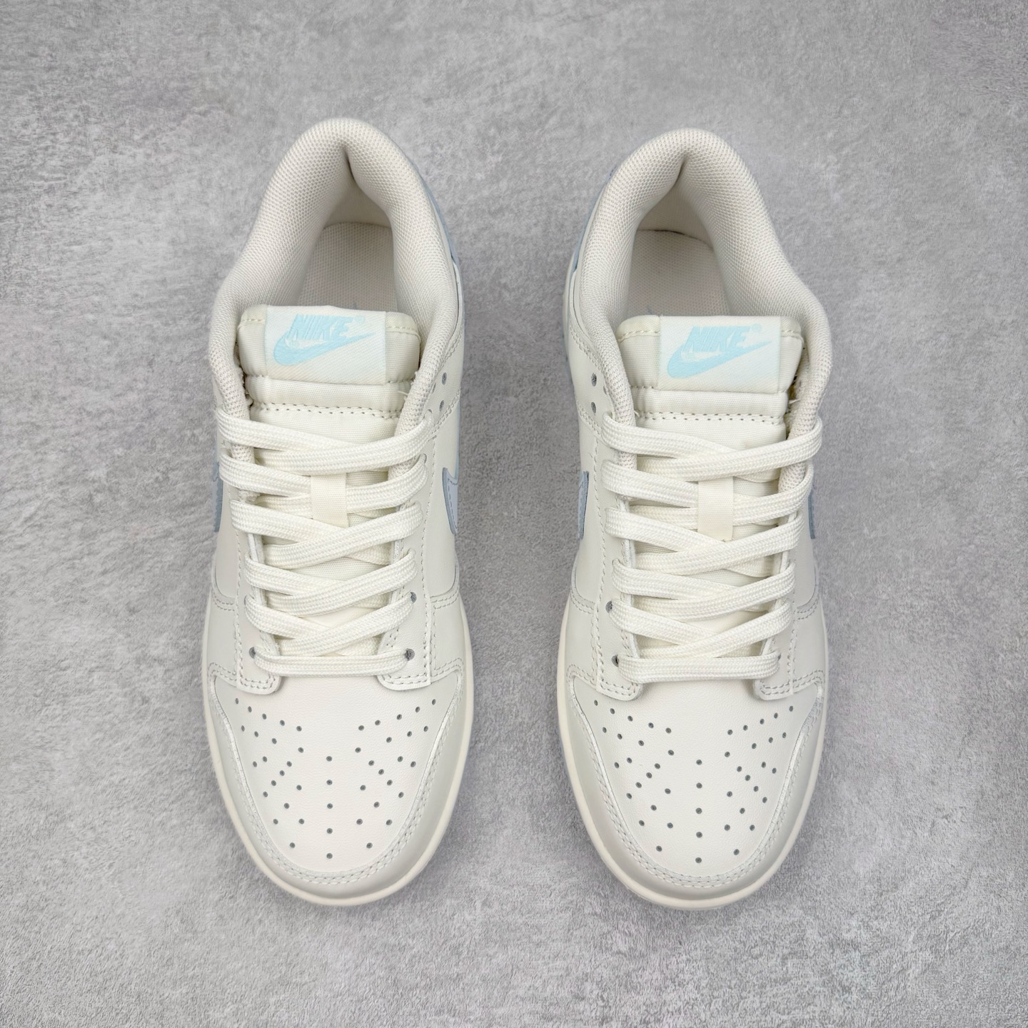 图片[2]-＃YC纯原 NK Dunk Low 仙女稚蓝 WB0510-067 当杏仁奶白的温柔，遇上Baby 蓝的沁凉，奶与蓝的温柔碰撞，是夏日微风拂过脚踝的轻盈。纯粹底色，稚嫩点睛，以低饱和美学，成就街头温柔的满分甜系装备。定制系列天花板 无原鞋不开发 全系列得物原鞋一比一校对开发 配色持续更新中 终端对接 优势输出 全套原厂楦头原纸板数据档案倾力打造 原汁原味莞产 极致还原 圈内最强针车工艺 高端零售指定版 广东原厂配套原盒原标 鞋盒分三个尺码段 原厂冲刀 超高清洁度 全鞋零毛边皮料切割 采用原厂百宏鞋带以及原厂百宏织唛舌标 内标可供原厂几率过验 进口原装条纹中底布 四线拉帮白色点胶 原厂拉帮手法遵循公司 原厂电绣 极致还原 尺码：36 36.5 37.5 38 38.5 39 40 40.5 41 42 42.5 43 44 44.5 45 46-选品中心