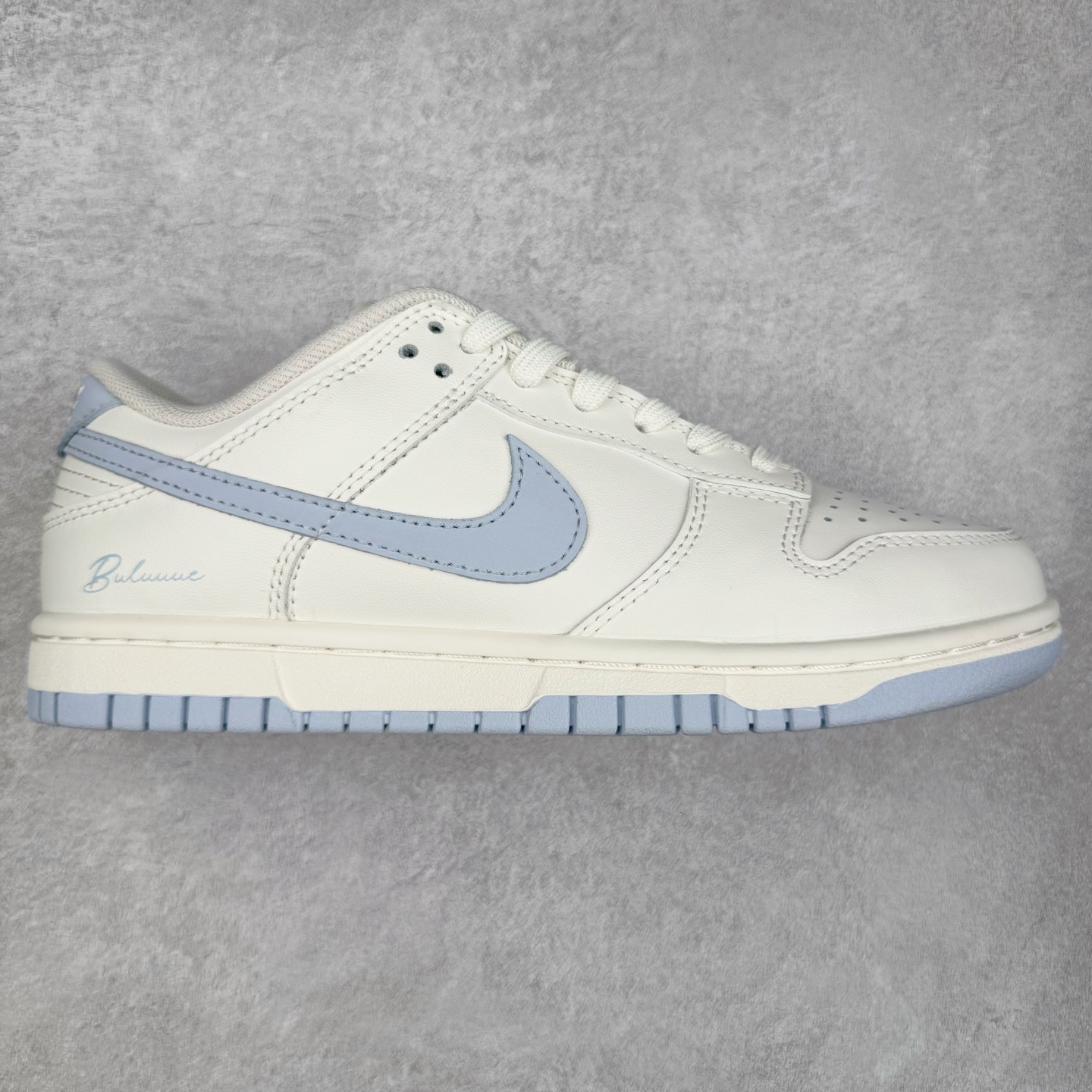 ＃YC纯原 NK Dunk Low 仙女稚蓝 WB0510-067 当杏仁奶白的温柔，遇上Baby 蓝的沁凉，奶与蓝的温柔碰撞，是夏日微风拂过脚踝的轻盈。纯粹底色，稚嫩点睛，以低饱和美学，成就街头温柔的满分甜系装备。定制系列天花板 无原鞋不开发 全系列得物原鞋一比一校对开发 配色持续更新中 终端对接 优势输出 全套原厂楦头原纸板数据档案倾力打造 原汁原味莞产 极致还原 圈内最强针车工艺 高端零售指定版 广东原厂配套原盒原标 鞋盒分三个尺码段 原厂冲刀 超高清洁度 全鞋零毛边皮料切割 采用原厂百宏鞋带以及原厂百宏织唛舌标 内标可供原厂几率过验 进口原装条纹中底布 四线拉帮白色点胶 原厂拉帮手法遵循公司 原厂电绣 极致还原 尺码：36 36.5 37.5 38 38.5 39 40 40.5 41 42 42.5 43 44 44.5 45 46-选品中心